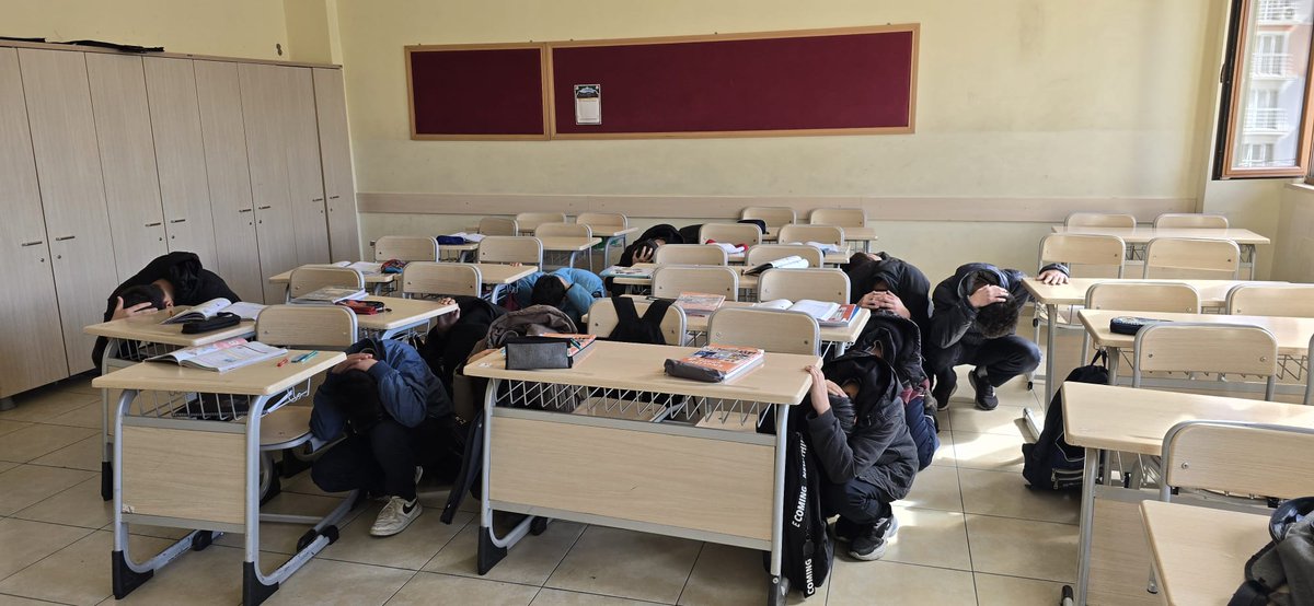 hmviho's tweet photo. 1-7 Mart Deprem Haftası etkinlikleri kapsamında okulumuzda çök-kapan-tutun ve tahliye tatbikâtı gerçekleştirilmiştir. https://t.co/whscdd1hcs