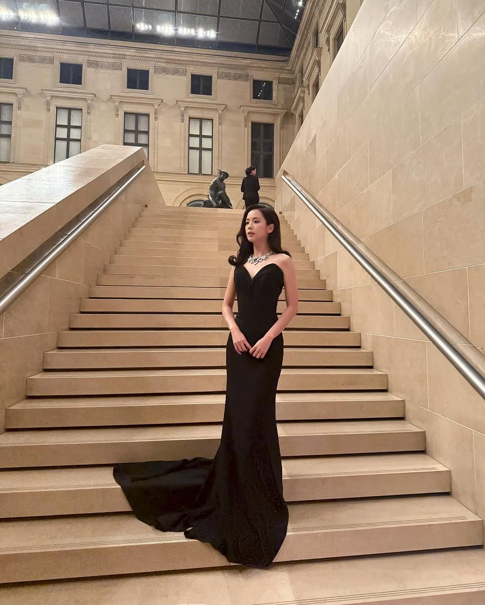 JISOO NEWS tweet media