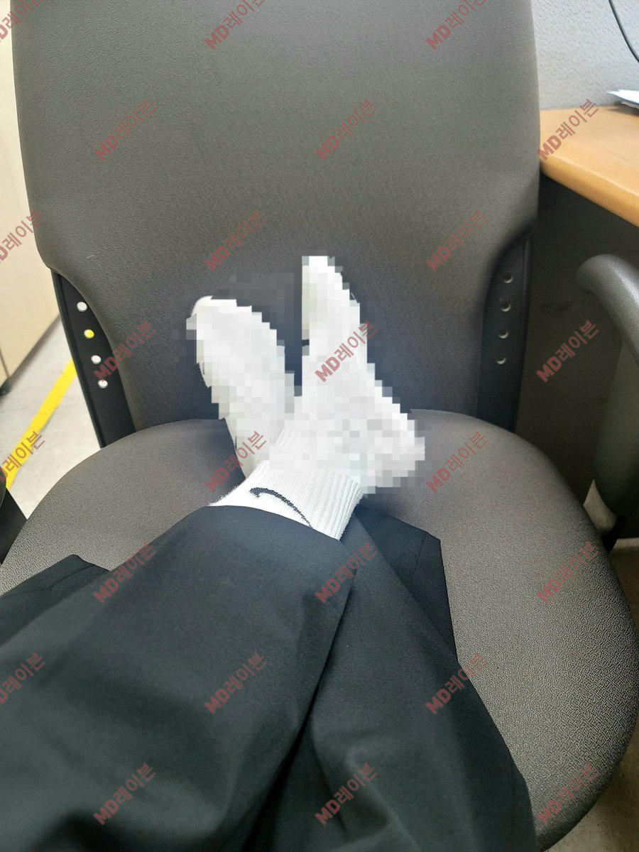 이제 사진도 다 모자이크 박아버릴까?
#커컬드 #커플돔 #풋워십 #풋워쉽
#니삭스 #스타킹 #삭스 #양말 #축구양말 #발냄새 #가터벨트 #헌터부츠 #레인부츠 #부츠 #멜돔 #펨돔 #상납 #ATM #핀돔 #핀섭 #때탄양말 #깔창 #트램플 #cbt #수치플 #도그플 #스팽킹 #채찍 #발걸레 #풋돔 #흰양말