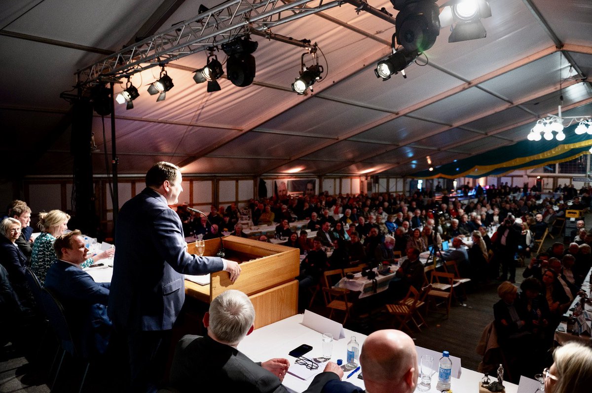 n_liminski's tweet photo. Die Bundestagswahl hat gezeigt: #NRW ist das Kraftzentrum der CDU Deutschlands. Ein Epizentrum lag gestern Abend in #Recke im Kreis #Steinfurt. Beim legendären Politischen #Aschermittwoch mit 2.000 Menschen die Hauptrede halten - das war mir eine Ehre. Spaß hat es auch gemacht! https://t.co/HJIcyLjpaH
