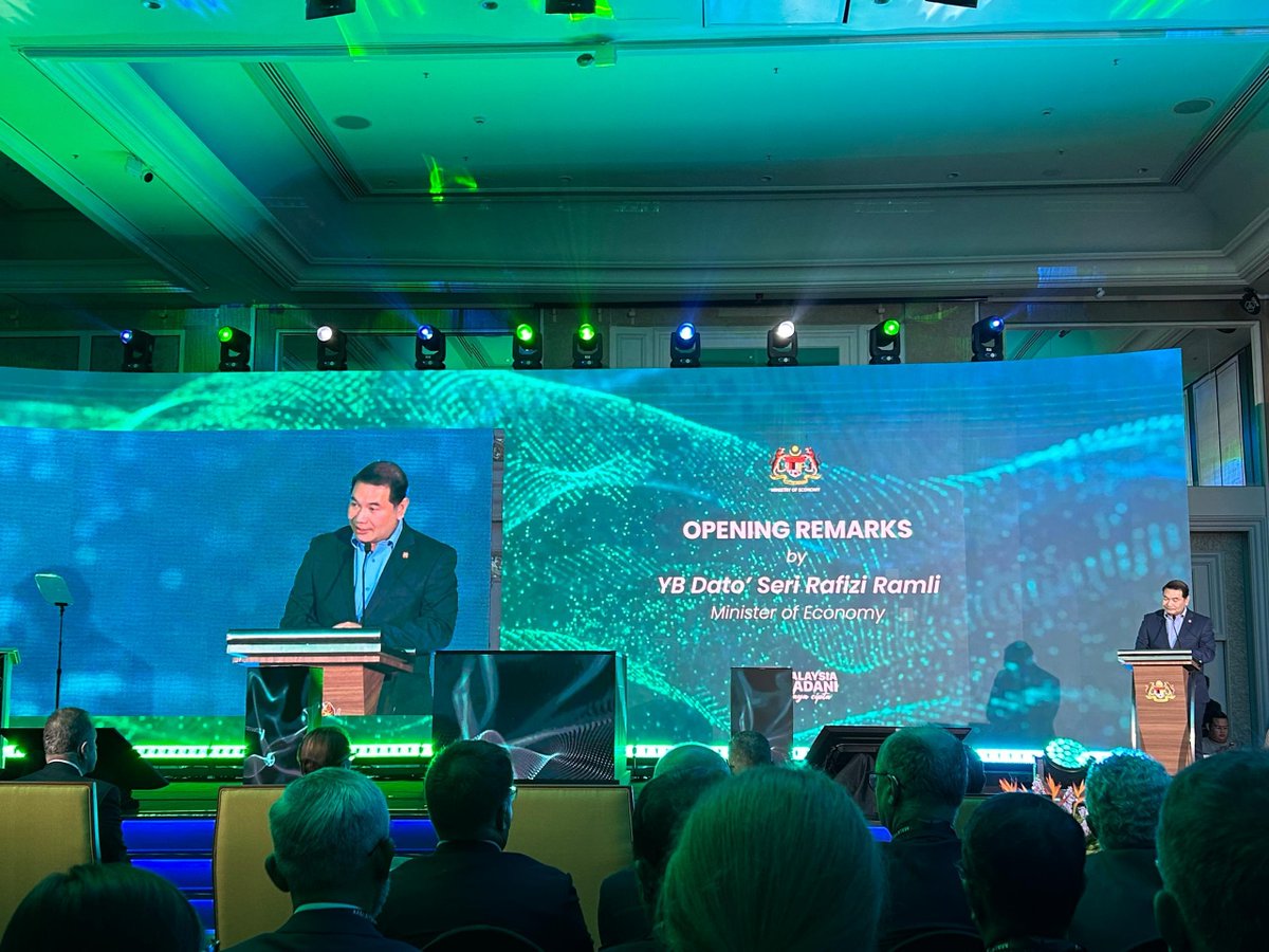 Yesterday, Malaysia &amp; the UK chip designer <a href="/Arm/">Arm</a> Holdings signed a milestone agreement.

This groundbreaking collaboration with the British company gives 🇲🇾 access to advanced chip design blueprints to enable development of high-performance #AI chips in 🇲🇾 within the next decade.