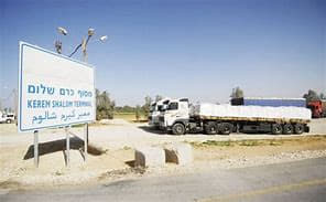 Ap_MediaService's tweet photo. Israeli occupation authorities continue closing the Kerem Shalom crossing for the fifth consecutive day, halting the entry of humanitarian aid and essential supplies. https://t.co/EmrwXfAypL