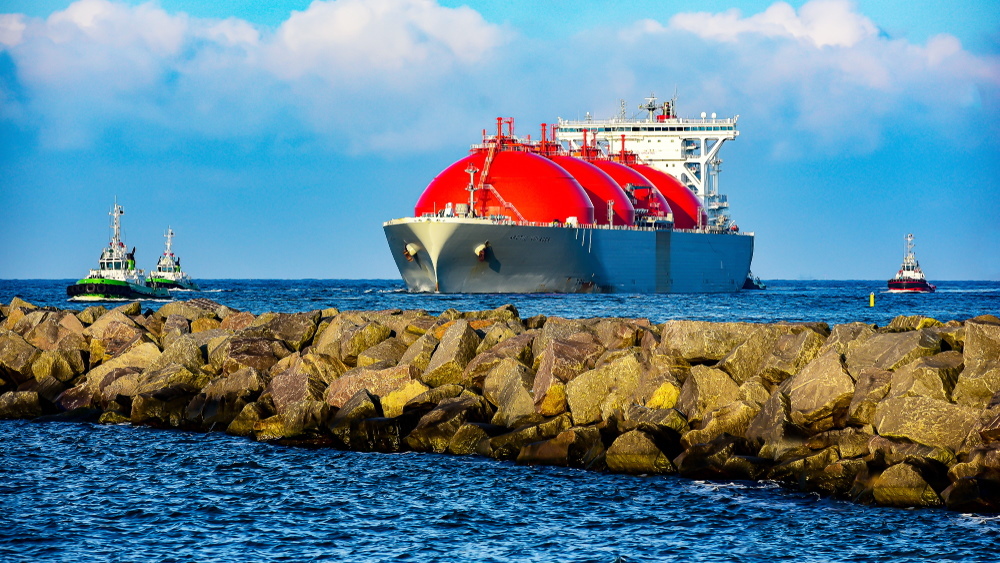 PIK_Klima's tweet image. Investitionen für #Klimaneutralität 2045 in 🇩🇪 werden zum Großteil durch Minderausgaben für Gas/Öl/Kohle ausgeglichen. Zusatzaufwand bei kosteneffizienter Politik 0,4-0,7 % des aktuellen BIP. Ariadne-Szenarienreport mit maßgeblicher Beteiligung des PIK.
👇
pik-potsdam.de/de/aktuelles/n…