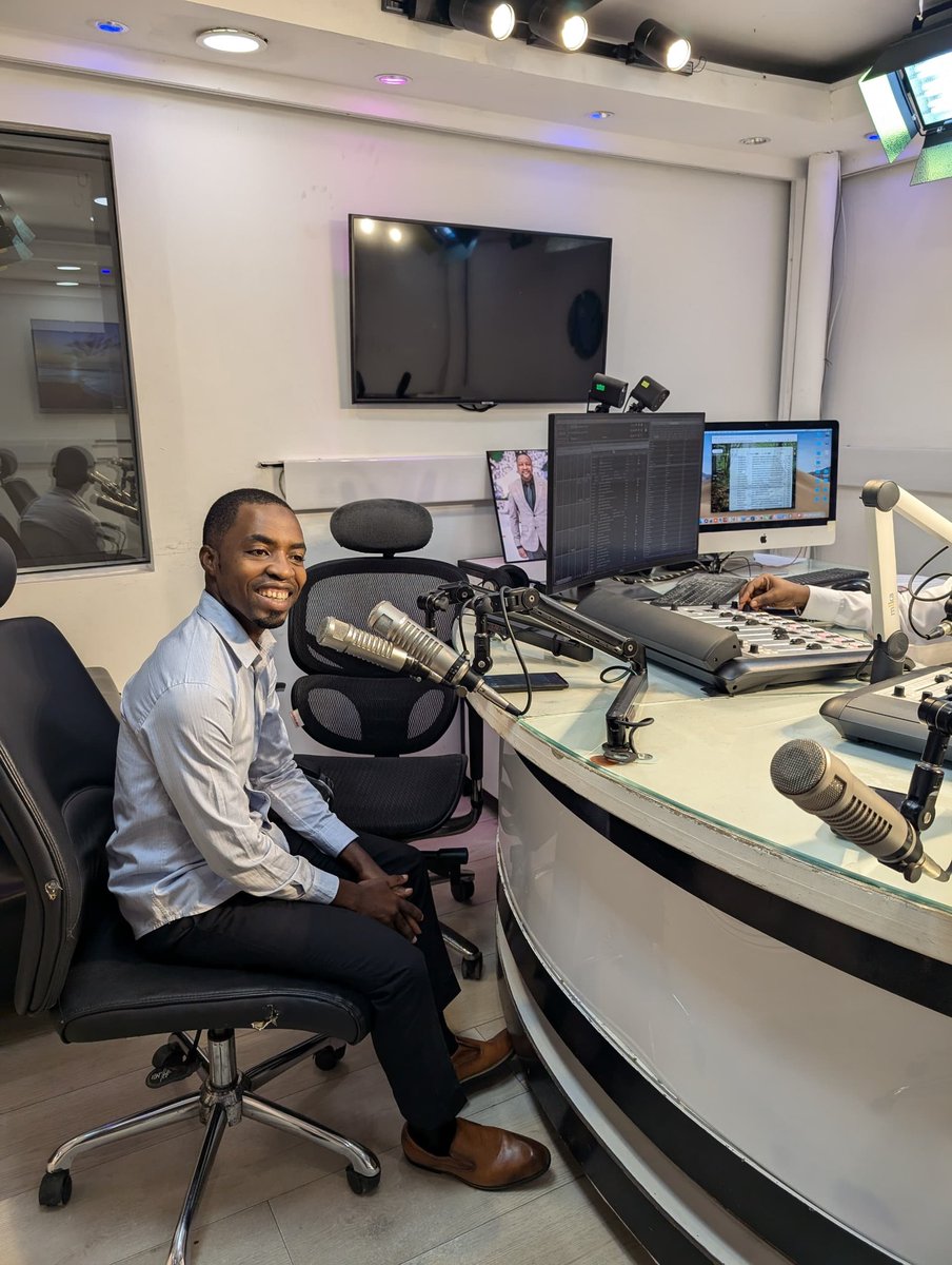 azamtvtz's tweet photo. KARIAKOO DERBY MEDIA TOUR | Ziara ya leo imeanzia kwenye #HiliGame ya #CloudsFM , na huyu ni #RamadhanNgoda ambaye ndiye mtangazaji wa derby....
Kifupi anasema amejiandaa kukupa burudani.... labda kipengele uje nacho wewe, maana hii derby haina kipengele...
Jambo lenyewe ni Machi 8, 2025 saa 1:15 usiku LIVE #AzamSports1HD
#NBCPremierLeague #NBCPL #KariakooDerby #WataniWaJadi #YangaSimba #YangaSC #SimbaSC #HainaKipengele