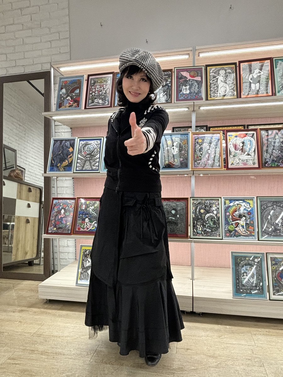 kaorun24hashi's tweet photo. 約半年振りに山本リンダさんと再会🤝展示会にいらして下さるのは２年振りです🥹先日「うたコン」を見てリンダさんのパワフルな歌声とパフォーマンスに魂が震えました❤️‍🔥美貌も益々どうにもとまらない❣️お美しく、お話しされるとおっとりとされていて可愛いのです🥰30分ほど鑑賞されどの絵も素敵だと🙏 https://t.co/P78thKjg7t