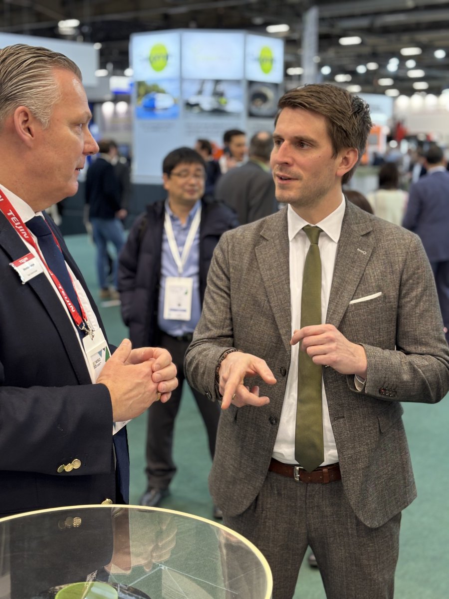 Für ein innovatives &amp; wettbewerbsfähiges 🇪🇺: Staatssekretär <a href="/HoellerPaul/">Paul Höller</a> ist gemeinsam mit NRW.Global Business in Paris &amp; Lille unterwegs, um sich mit ExpertInnen aus Politik, Wirtschaft &amp; Unternehmen zur wirtschaftlichen Zusammenarbeit von NRW mit 🇫🇷auszutauschen.