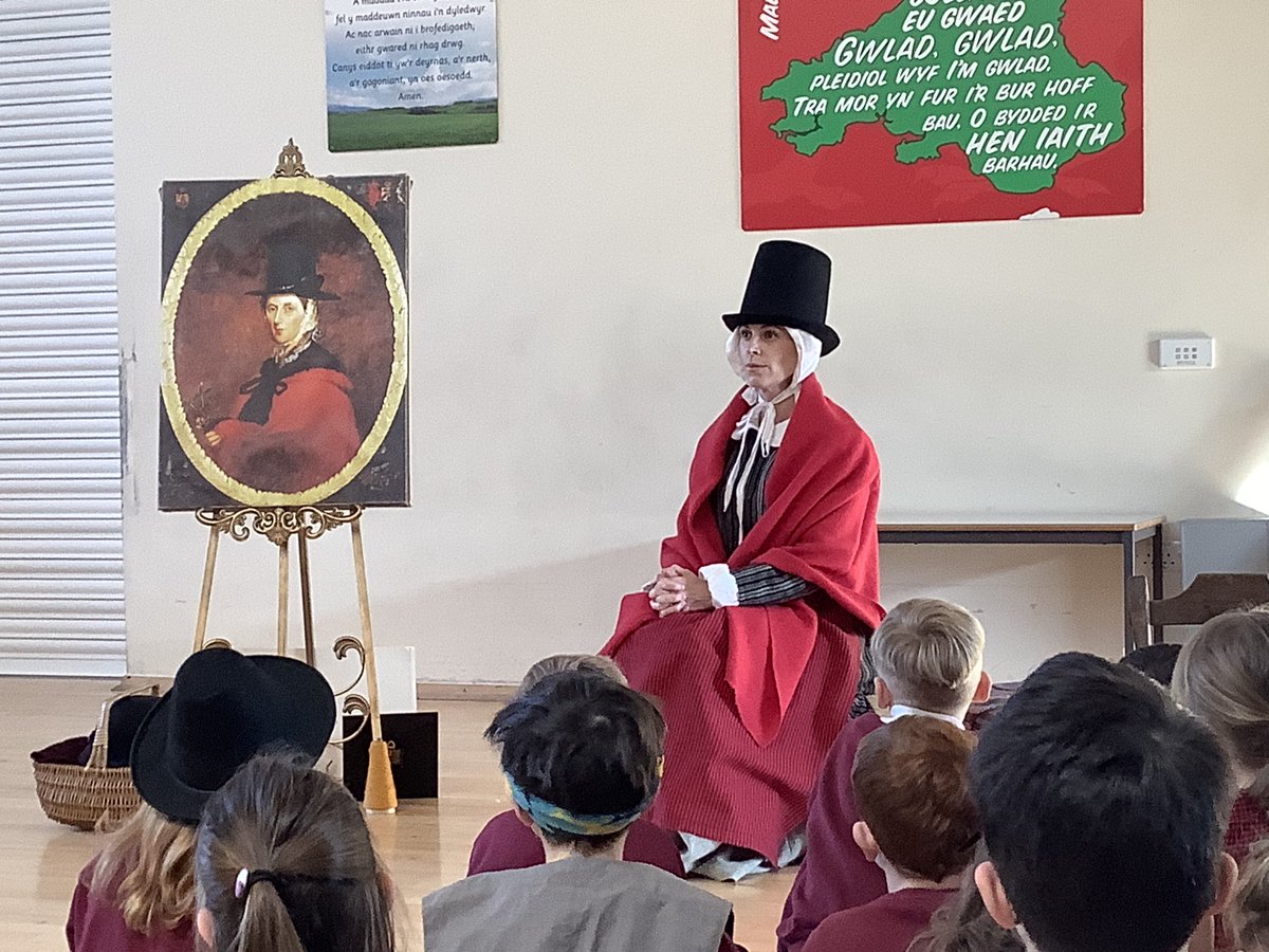 Plant Bl.1 a 2 yn mwynhau sioe #mewncymeriad o’r enw ‘Gwlan, gwlan, pleidiol wyf i’m gwlan’. Yr.1 and 2 are enjoying a Welsh show this morning. Thema #cymruambyth