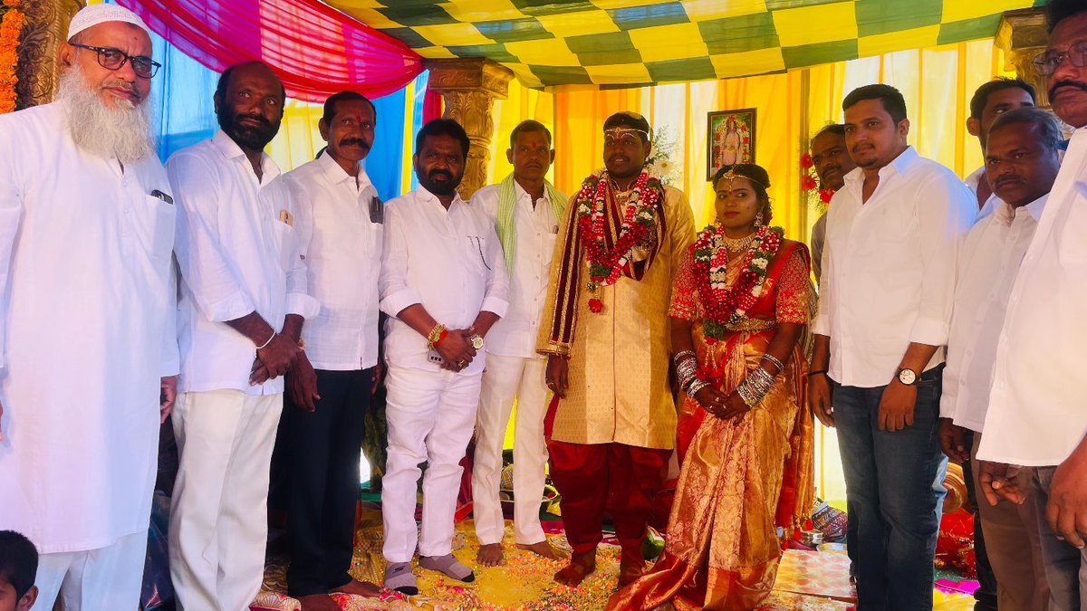 VatteJanaiah's tweet photo. తుంగతుర్తి నియోజకవర్గ పరిధిలోని గానుగుబండ గ్రామంలో జరిగిన వీరబోయిన మల్లయ్య లక్ష్మి గార్ల కుమారుని వివాహ మహోత్సవంలో పాల్గొని నూతన వధువరులను ఆశీర్వదించిన *బీసీ ఉద్యమ నేత వట్టె జానయ్య యాదవ్ గారు
#vattejanaiahyadav #vattejanaiahyadavofficial #suryapeta #telanganan #marriage https://t.co/XVPxC6JJmt