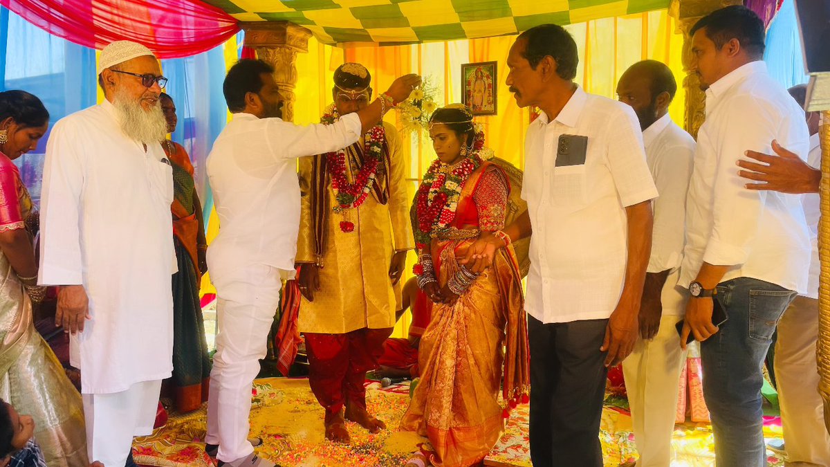 VatteJanaiah's tweet photo. తుంగతుర్తి నియోజకవర్గ పరిధిలోని గానుగుబండ గ్రామంలో జరిగిన వీరబోయిన మల్లయ్య లక్ష్మి గార్ల కుమారుని వివాహ మహోత్సవంలో పాల్గొని నూతన వధువరులను ఆశీర్వదించిన *బీసీ ఉద్యమ నేత వట్టె జానయ్య యాదవ్ గారు
#vattejanaiahyadav #vattejanaiahyadavofficial #suryapeta #telanganan #marriage https://t.co/XVPxC6JJmt