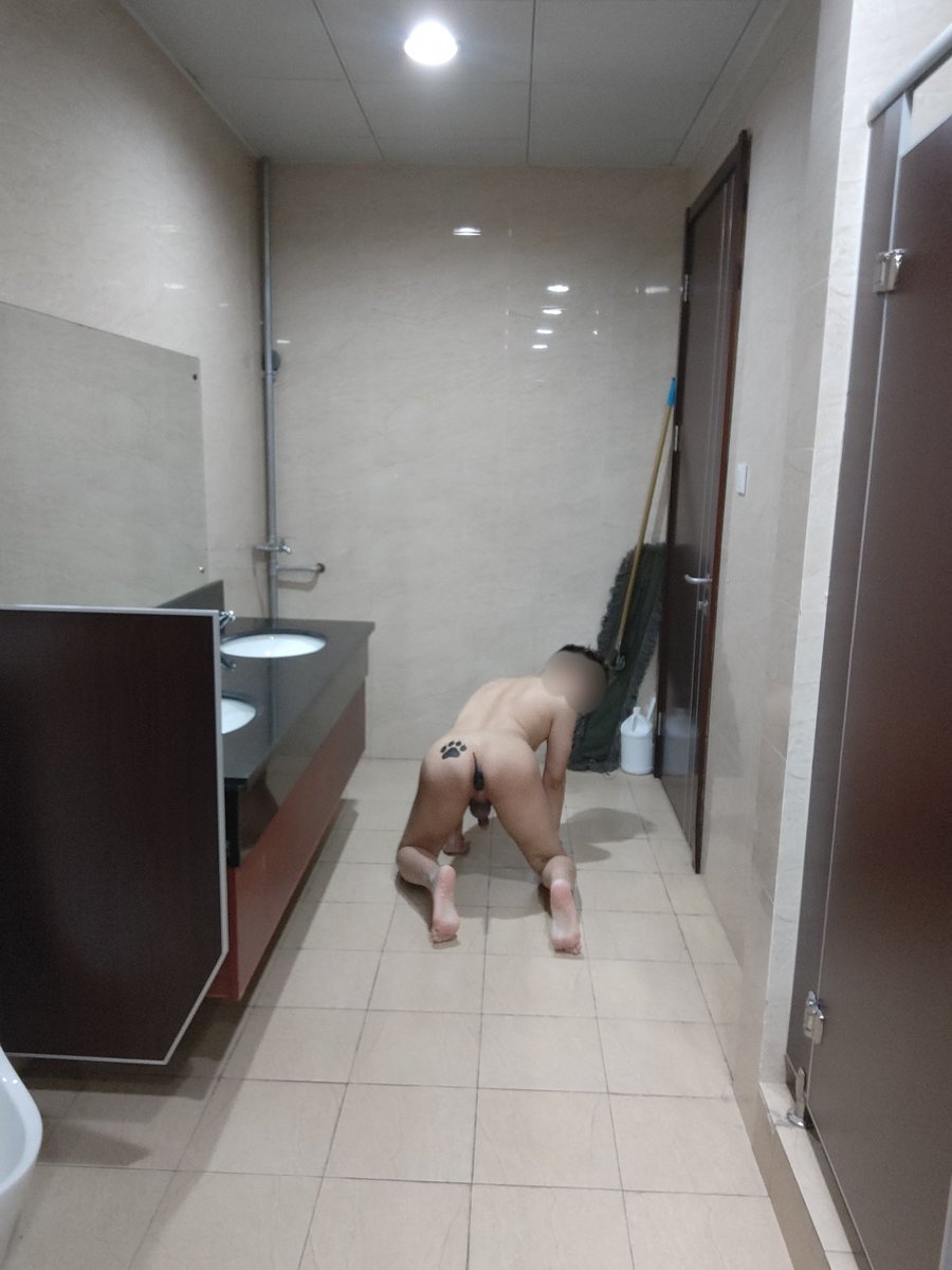 Slink23128702's tweet photo. 听着外面走廊经过人们的声音
性厕犬的下体早就开始硬的不行

遇到这种肉便器，你想怎么玩？ https://t.co/pWLVItahZR
