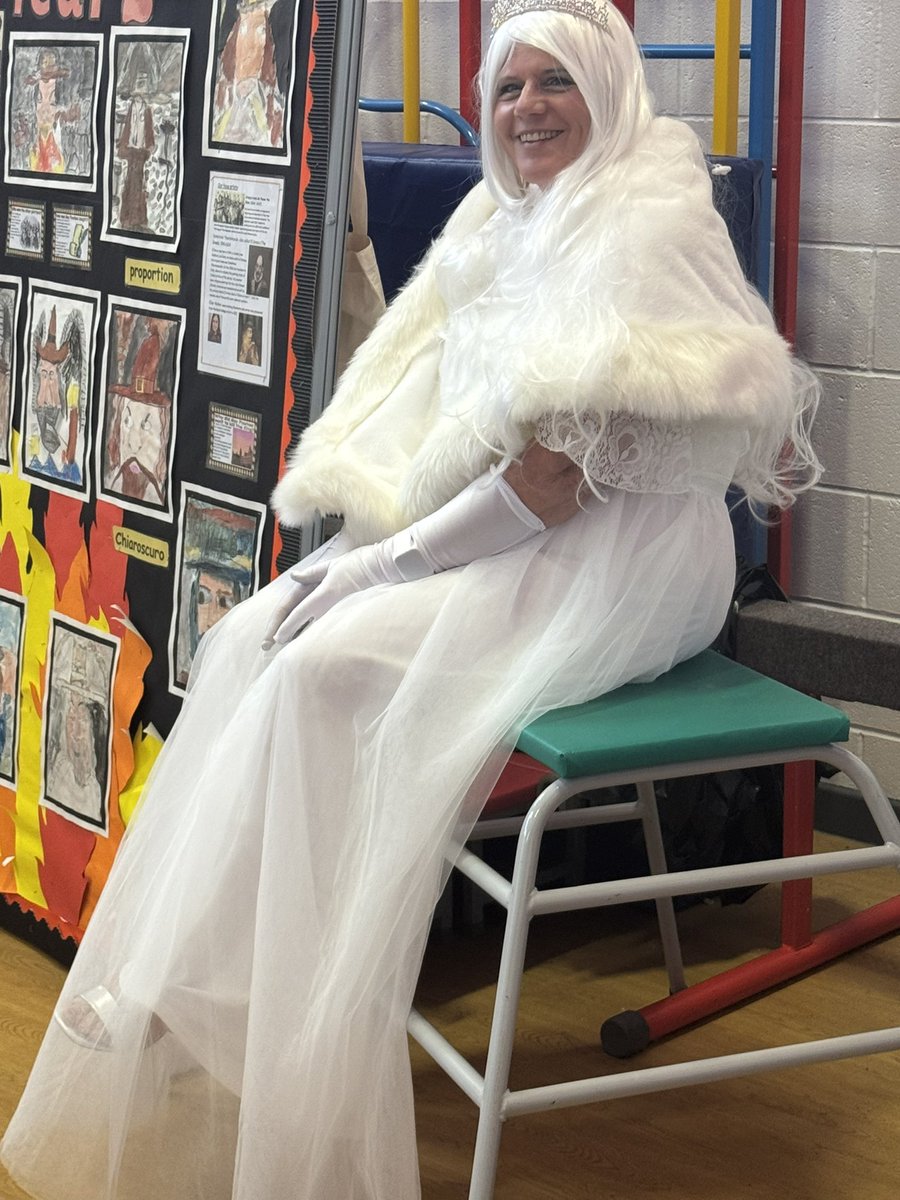 Mrs Scully looks sensational today! Can you guess who she is dressed as?