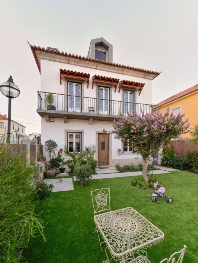 2 katlı bahçeli bir müstakil ev.