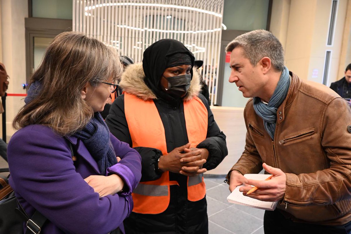 STaillePolian's tweet image. Présents en soutien à la grève du personnel du nettoyage de @sciencespo ce matin avec @Francois_Ruffin

Ils et elles luttent pour des salaires et horaires décents, la fin de la sous-traitance et une plus grande reconnaissance.

Nous sommes à leurs côtés !✊