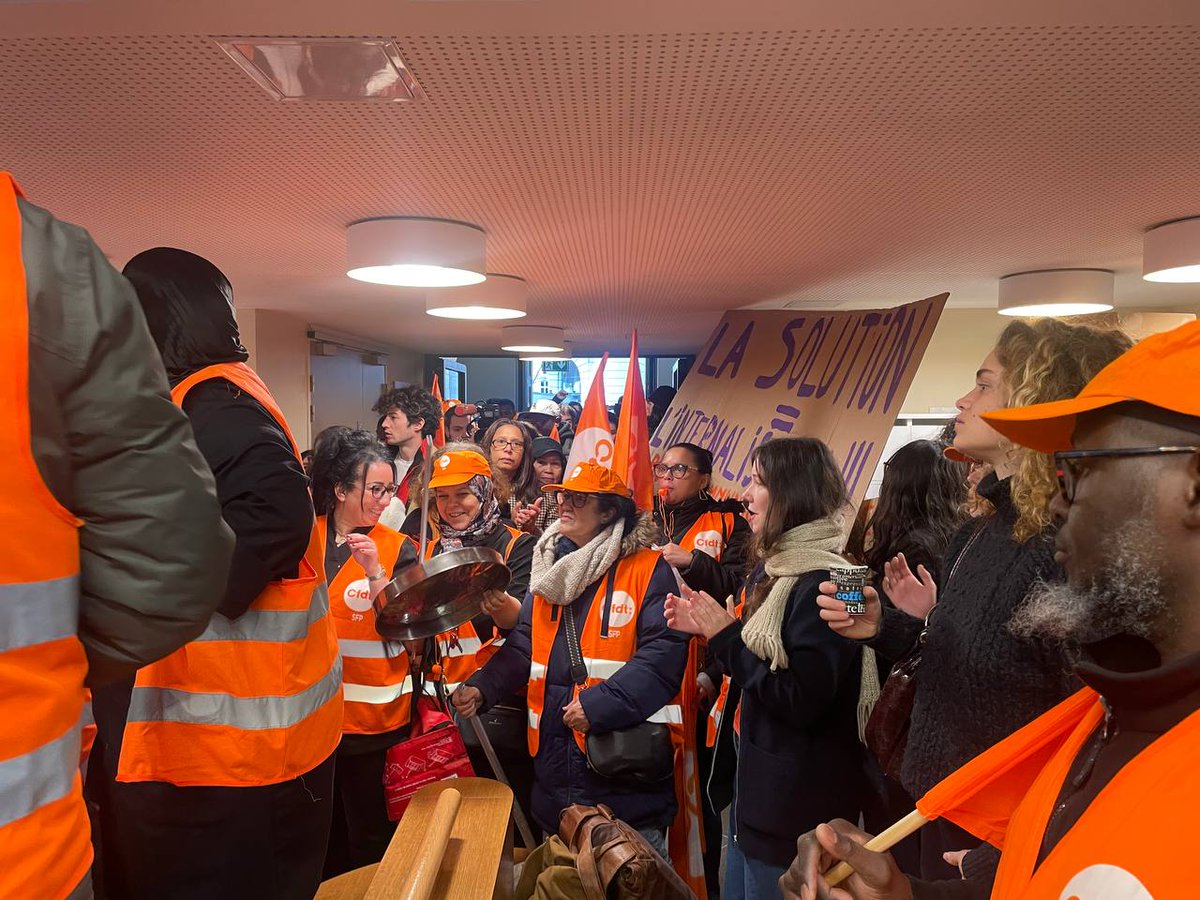 STaillePolian's tweet image. Présents en soutien à la grève du personnel du nettoyage de @sciencespo ce matin avec @Francois_Ruffin

Ils et elles luttent pour des salaires et horaires décents, la fin de la sous-traitance et une plus grande reconnaissance.

Nous sommes à leurs côtés !✊