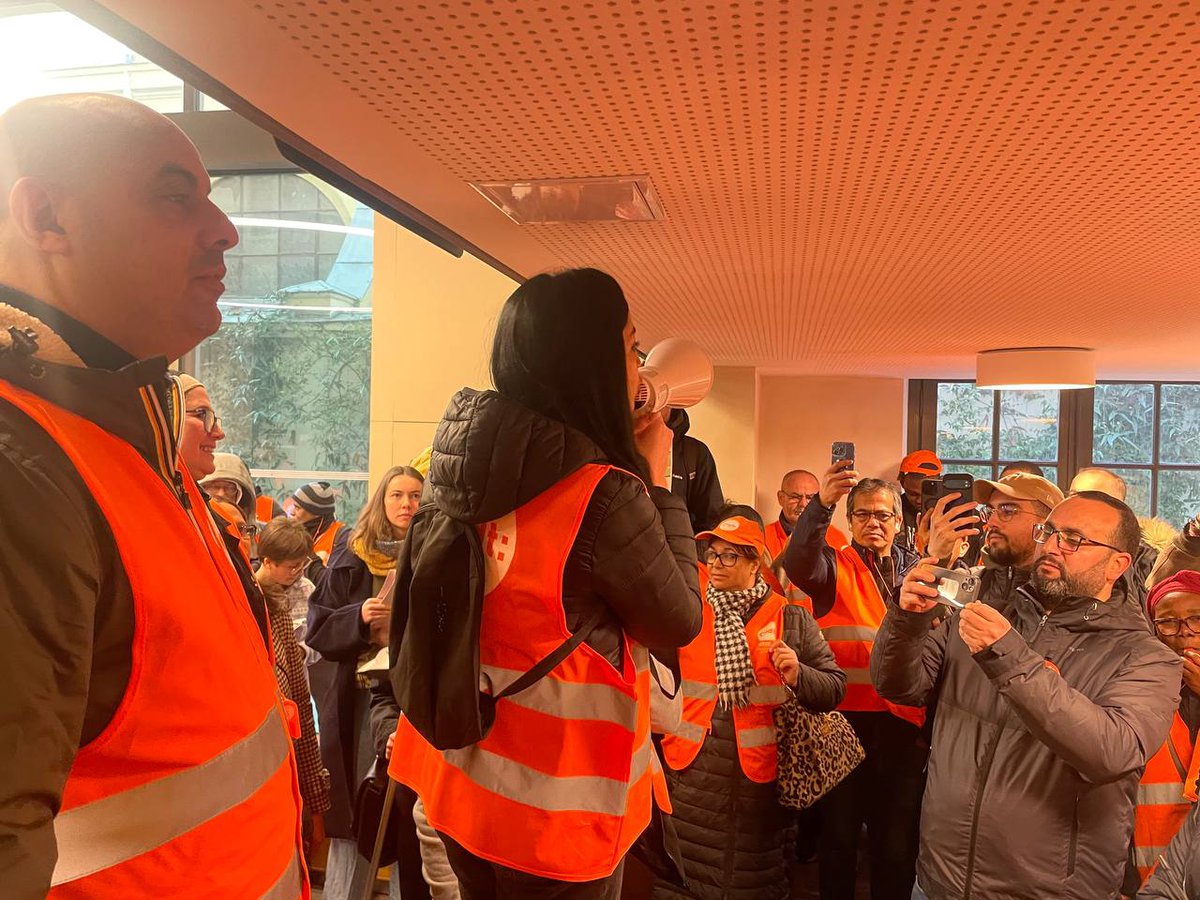 STaillePolian's tweet image. Présents en soutien à la grève du personnel du nettoyage de @sciencespo ce matin avec @Francois_Ruffin

Ils et elles luttent pour des salaires et horaires décents, la fin de la sous-traitance et une plus grande reconnaissance.

Nous sommes à leurs côtés !✊
