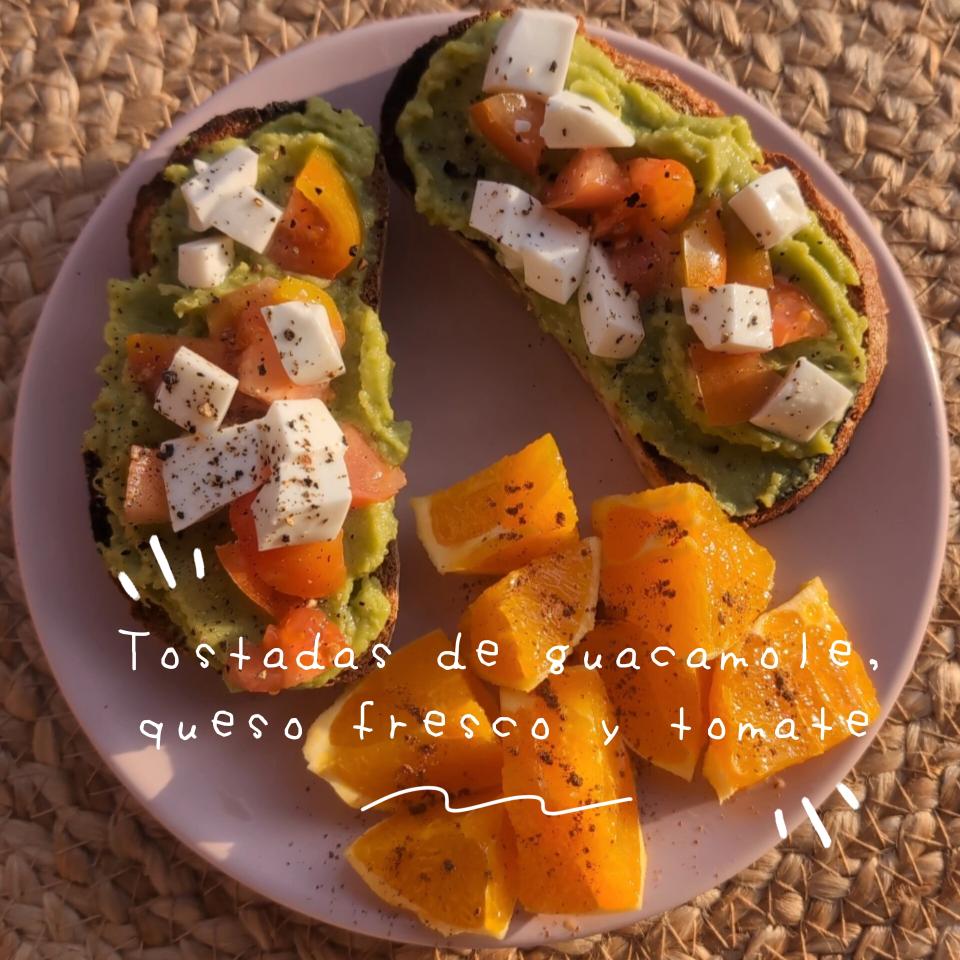 Tostadas de guacamole, queso fresco y tomate 🍞🥑🧀🍅de @hazlofacilysano

Finde de Carnaval, pero primero... Desayuno rico al solete ☀️

📝 INGREDIENTES:
- Pan🍞 100% integral
- Guacamole🥑 
- Tomate🍅
- Queso fresco 100% cabra🧀 @quesospalancares
- Sal🧂
- Pimienta