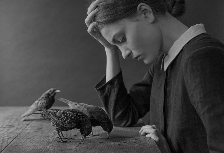 literlandweb1's tweet photo. “Cada ser humano lleva dentro de sí dos voces, una de las cuales le susurra la verdad desnuda, y la otra le falsea la realidad para que pueda soportarla. ¿Cuántas veces nos hemos mirado al espejo y sólo hemos visto nuestro rostro, mientras nuestras almas estaban detrás del cristal, mirándonos con los ojos vacíos?
¿Has intentado permanecer en completo silencio, escuchando tus pensamientos mientras fluyen sin restricciones?  Es aterrador. El hombre no soporta enfrentarse a sí mismo, por eso llena su vida de ruido, de trabajo, de conversaciones vacías, de estupefacientes, de cualquier cosa que le haga escapar de la pregunta que siempre le persigue: ¿Por qué estoy aquí?  ¿Qué me mantiene en marcha?  Quizás la respuesta no sea buscar, sino dejar de huir".
Fiódor Dostoievski