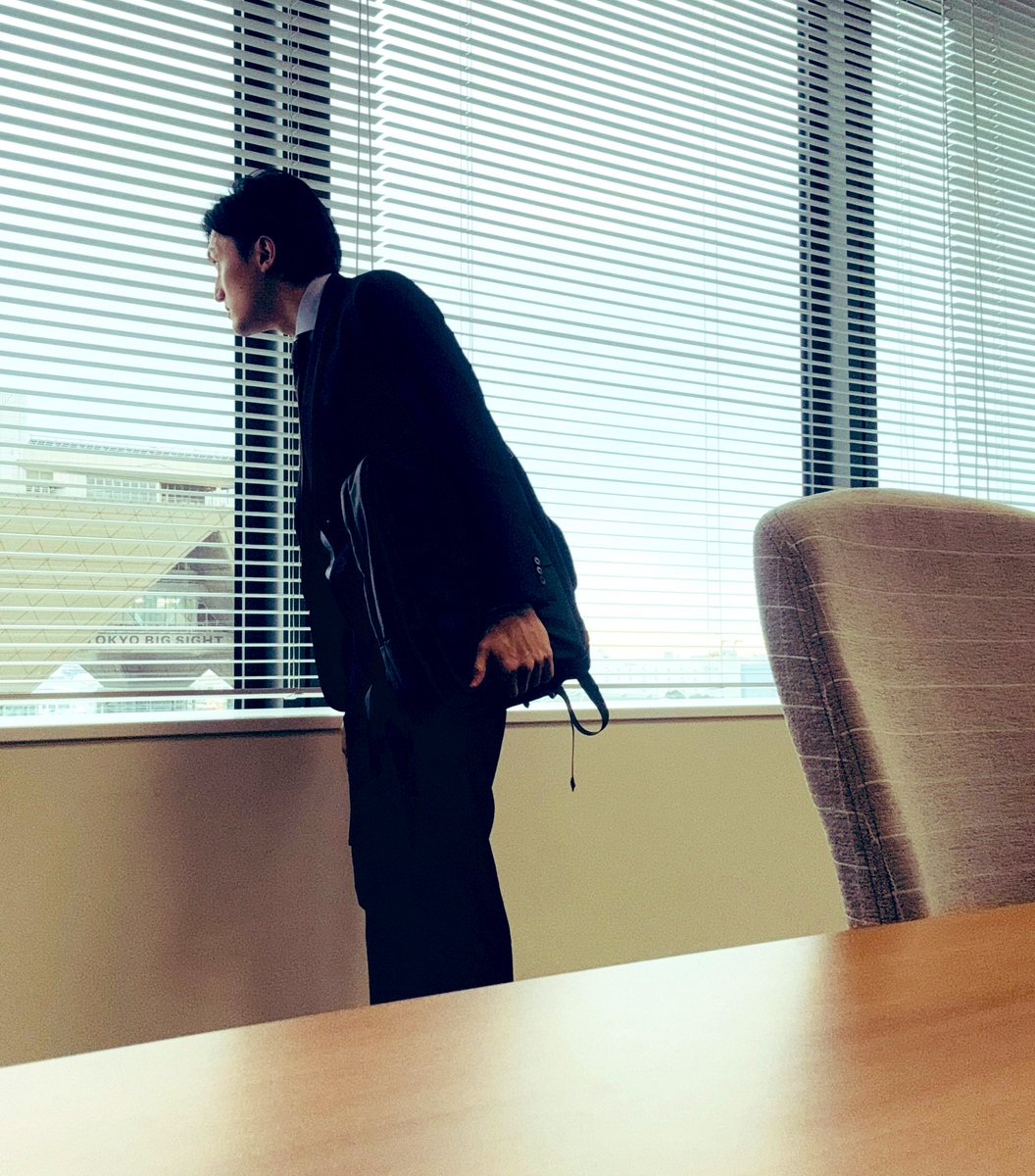 job_and_life's tweet photo. 「顧客訪問して会議室に通され、顧客が来るまで座るわけにもいかないので、窓の外を眺める時の営業」 https://t.co/n9DseBcmWj