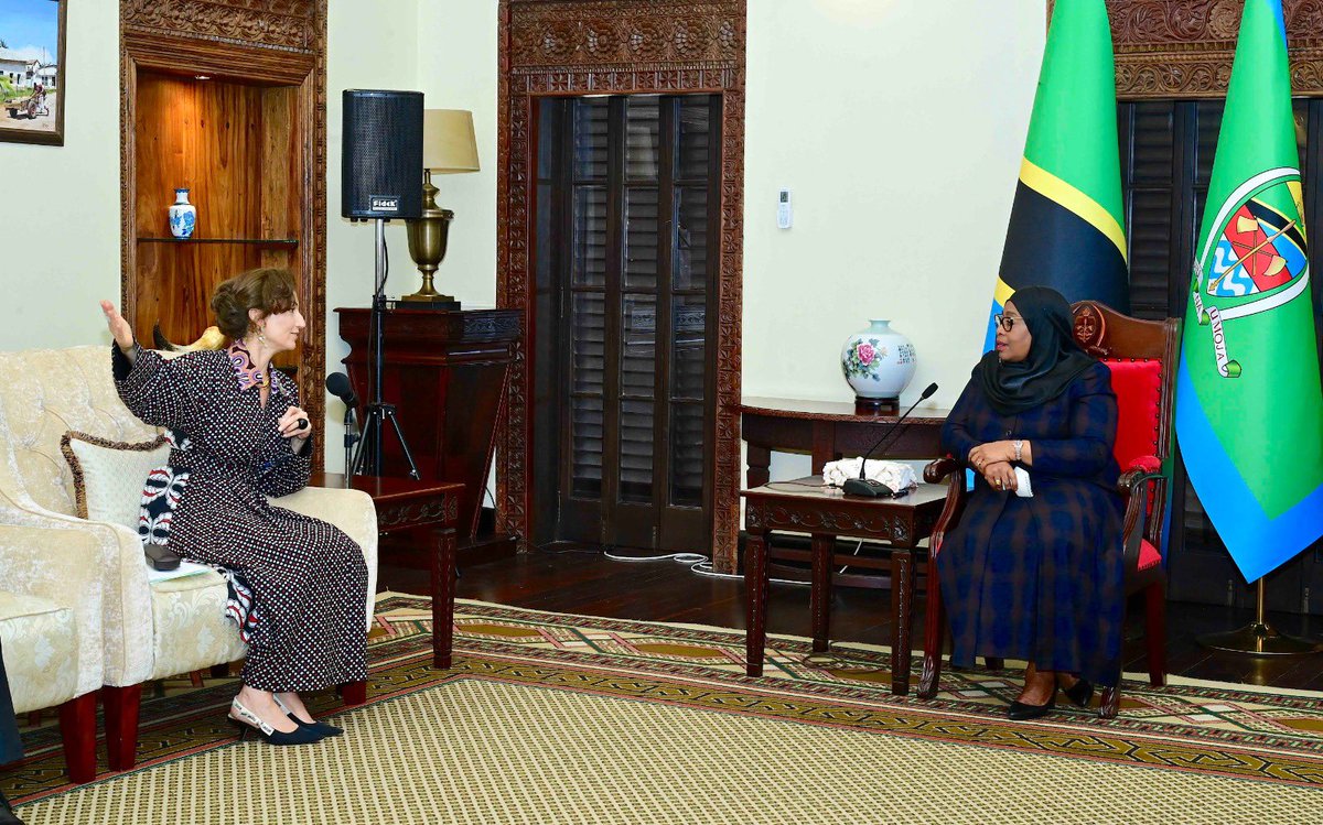 barakawamb's tweet image. Nchi Imefunguka atakae na aje 
Rais Dkt @SuluhuSamia akizungumza na Mkurugenzi Mkuu wa Shirika la Umoja wa Mataifa linaloshughulikia Elimu, Sayansi na Utamaduni (UNESCO) Bi Audrey Azoulay leo ikulu,kuna neema inakuja kwenye elimu na sayansi, haya ndio mambo tuyatakayo, Rais Samia…