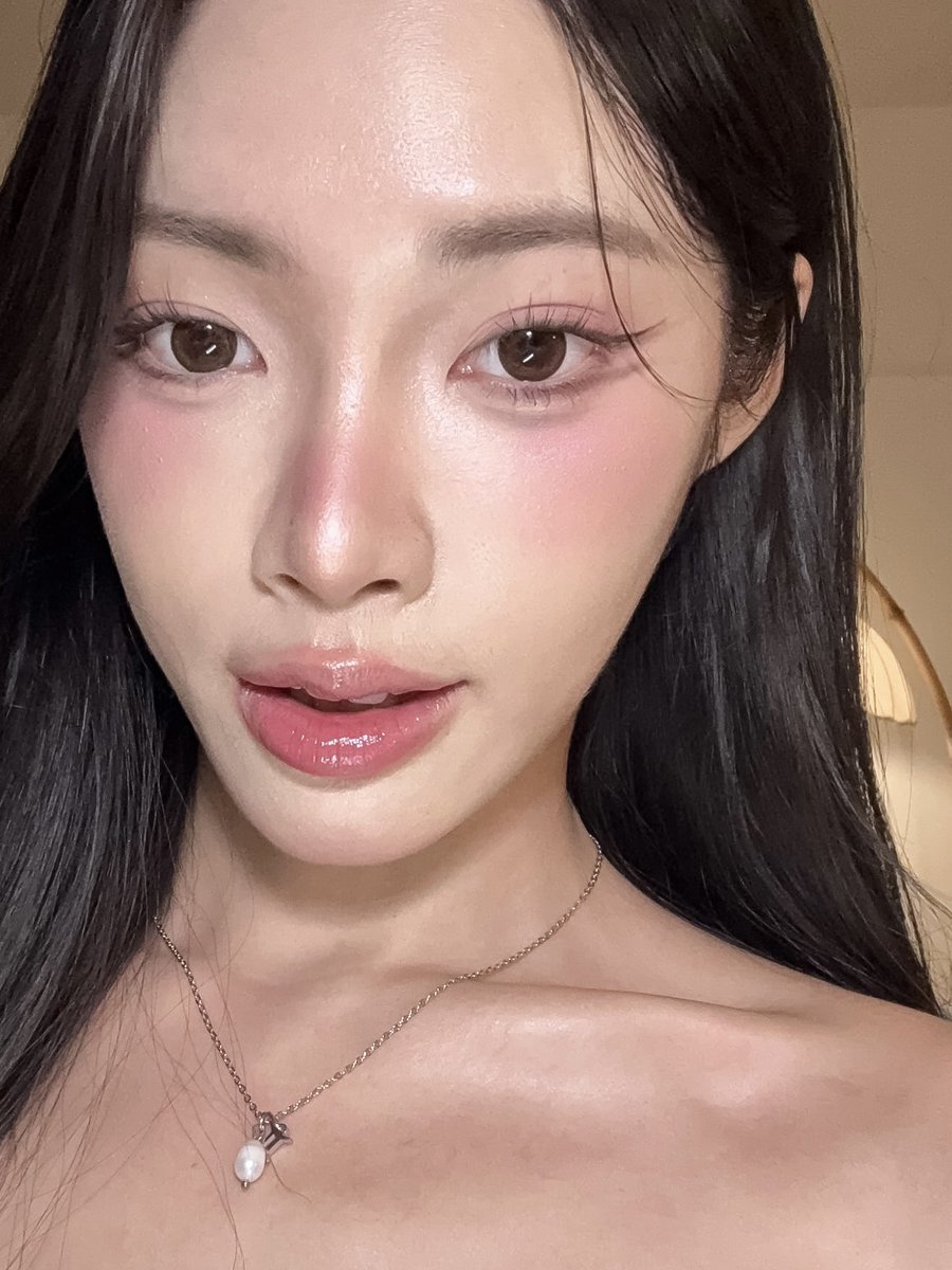 Skintific ว่าทำคุชชั่นมาดีแล้ว คอนซีลเลอร์คือโคตรรรรดี ทำออกมา 2 หัว ใช้งานได้ทั้งเฉพาะจุดทั้งบริเวณกว้าง เนื้อฟีลเดียวกับคุชชั่นเป๊ะ แต่ความปกปิดคือ full coverage พวกรอยคล้ำใต้ตา รอยแดงไรคือหายหมด ดีมากกกกกก งานผิวลุคนี้คือใช้แค่คอนซีลเลอร์ลงตัวเดียวจบ ไม่ต้องลงไรเพิ่มเลย https://t.co/1rzdRknpZq