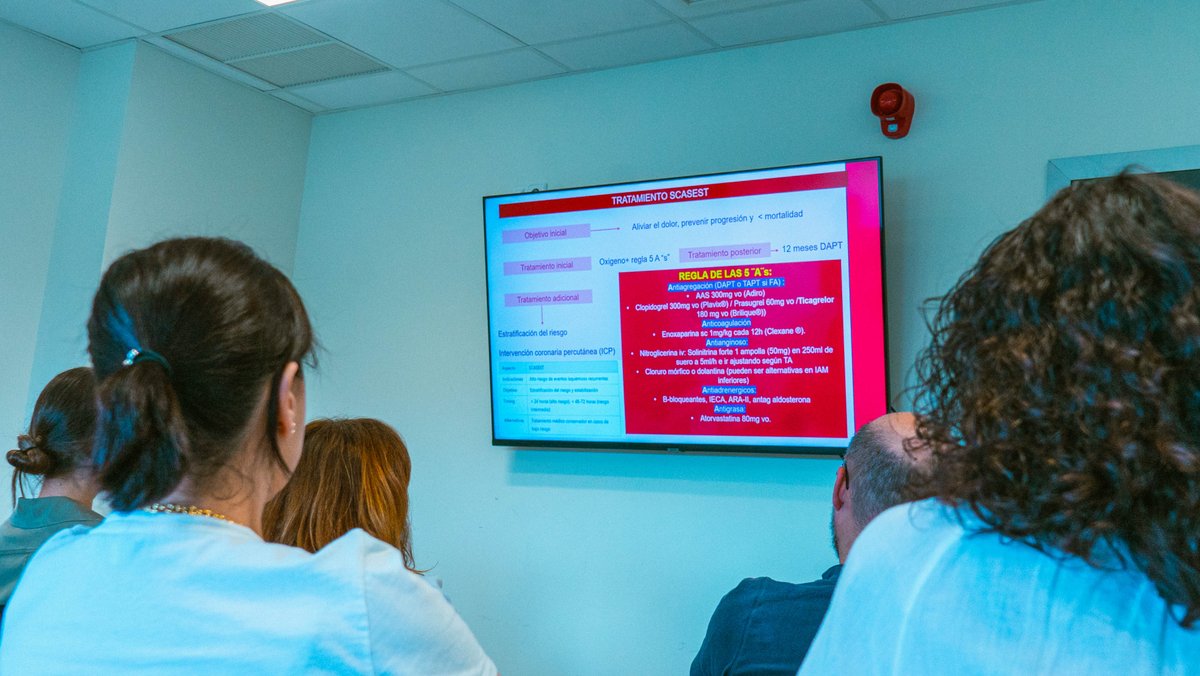 📱 Hay más imágenes para ti... 👀 Pero tranquilo, esto no es La Isla de las Tentaciones, es el debriefing tras la simulación. Aquí nadie es infiel, pero sí analizamos cada decisión al detalle. 😅💡

Porque en salud, lo importante no es solo lo que haces, sino lo que aprendes.