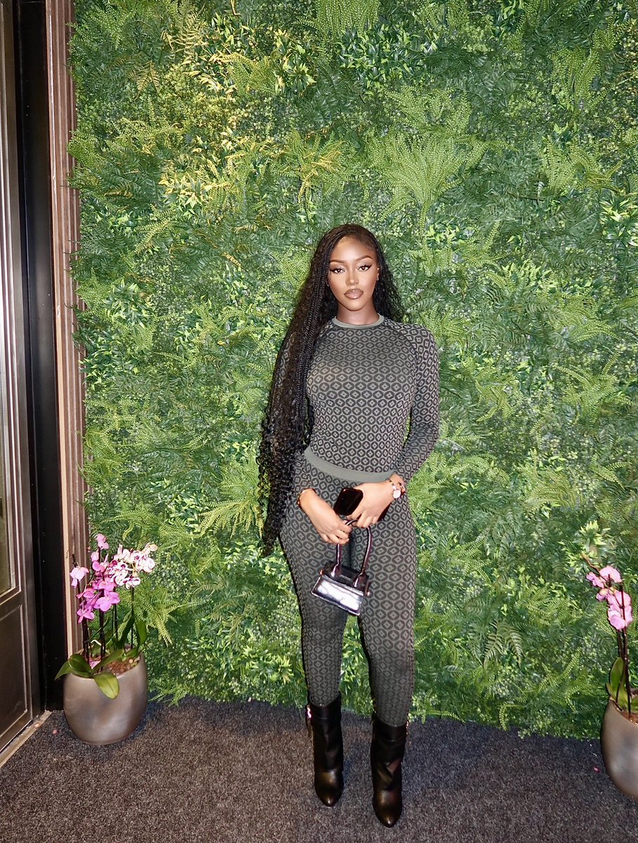 Demlynnn's tweet image. That time again😌 
The flag:                                 The face: