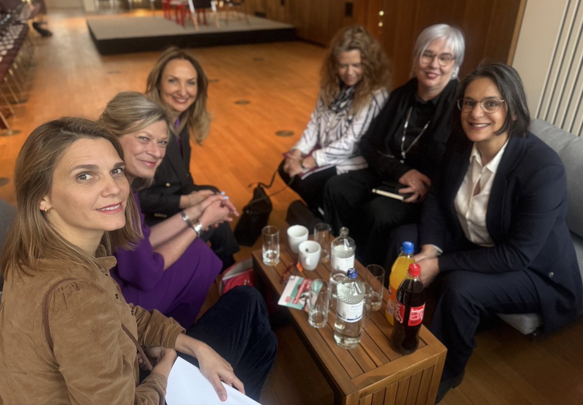 Dün akşam Hamburg’da, Dünya Kadınlar Günü için Friedrich Ebert Stiftung’in 100. yıl dönümü kapsamında organize ettiği uluslararası etkinlikte, ülkemizi temsilen konuşma yapma onurunu yaşadım.
SPD Genel Başkan Yardımcısı <a href="/SerpilMidyatli/">Serpil Midyatli</a> ‘nın yanısıra farklı ülkelerden değerli