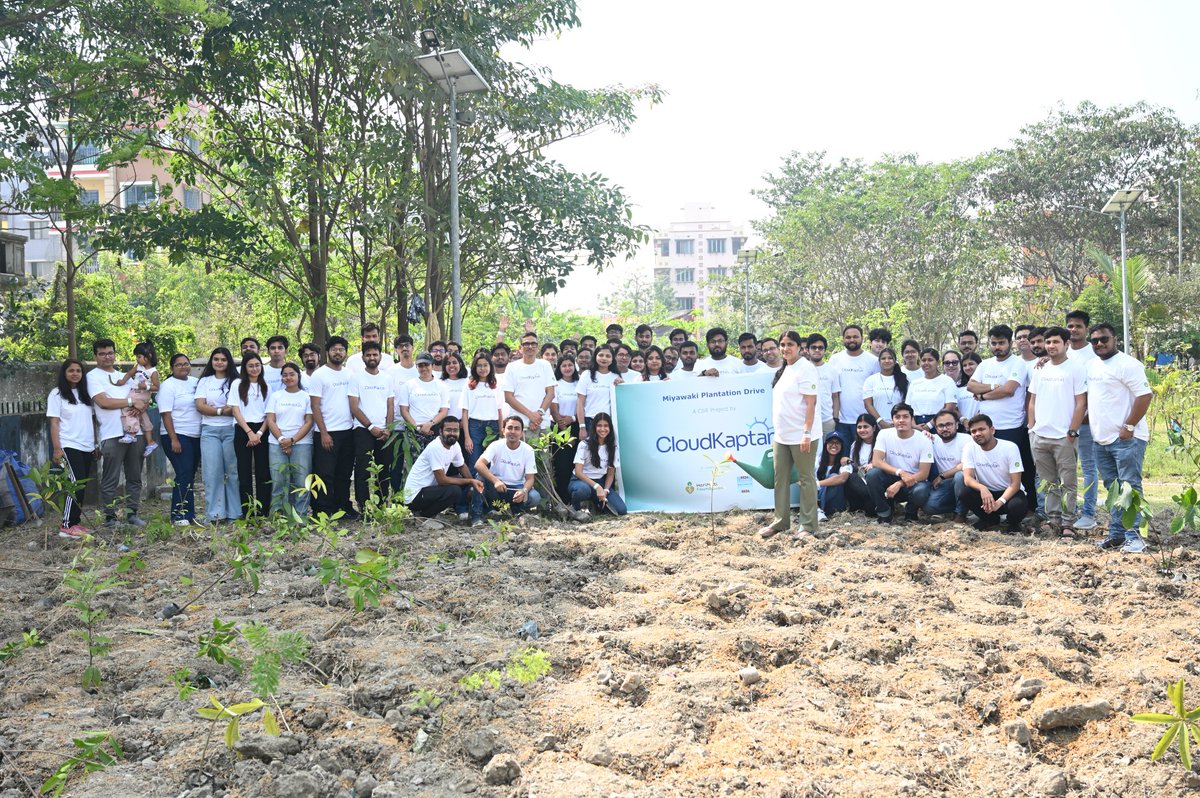 CloudKaptanCS's tweet photo. CloudKaptan’s Miyawaki Tree Plantation Drive for a Greener Future! 🌱
Last Saturday, our team of #CKites embarked on an afforestation drive. Together we planted 1,500 saplings on one of the NKDA green verge land https://t.co/8DvijUek9u