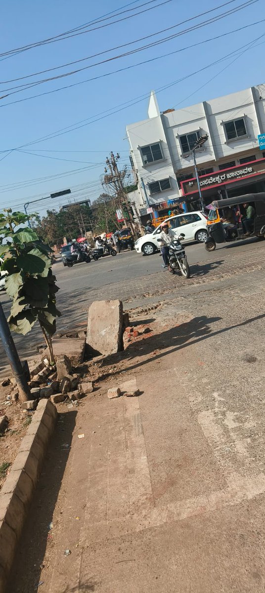 HubliVoice's tweet photo. "@HDMC Please look into the water repair work done on the road. The unfinished patchwork is creating a dangerous hazard for drivers, leading to accidents. Urgent attention needed to make the road safe again! #SafetyFirst #RoadHazard" https://t.co/ThjJGOksS1