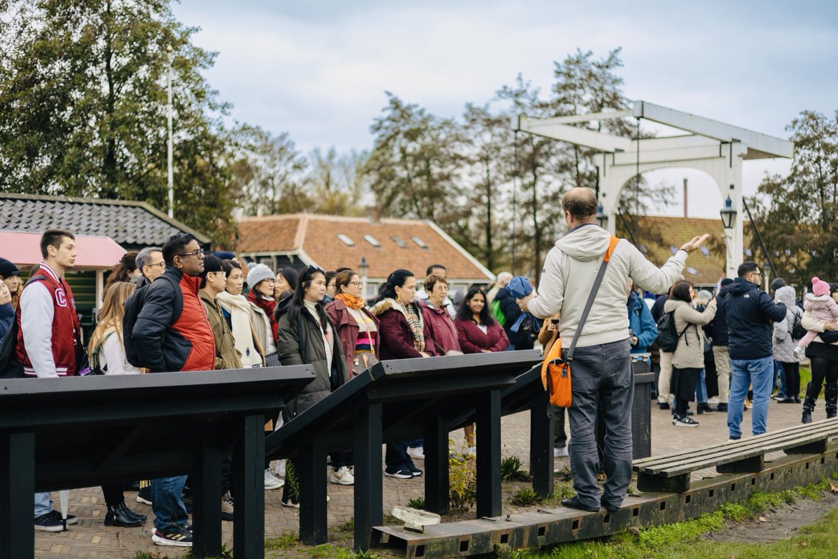 Tour guide Rick in action with an attentive audience at the Zaanse Schans. Are you also interested in a professional tour guide with extensive knowledge of Dutch tourism? Who will guide you or your group from A to Z? Then contact us today: info@htgservices.nl/+31 (0)22 88 50055