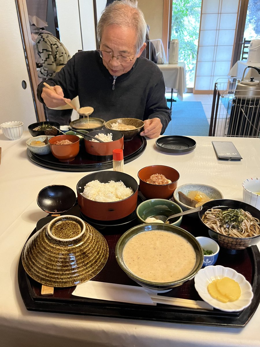 昨日静岡「芙蓉三人展」を観て、大石先生と豪快に飲む。大石作「屹」は見事でした。榛葉作にも枯れと余裕があり素晴らしい。今日は是永先生と仕事の打ち合わせや手続きの確認。丸子のとろろ汁美味い。
柿下木冠師にもさまざまご報告、先生が読まれていた本を数冊いただいた。
その後彦根へ向かう。