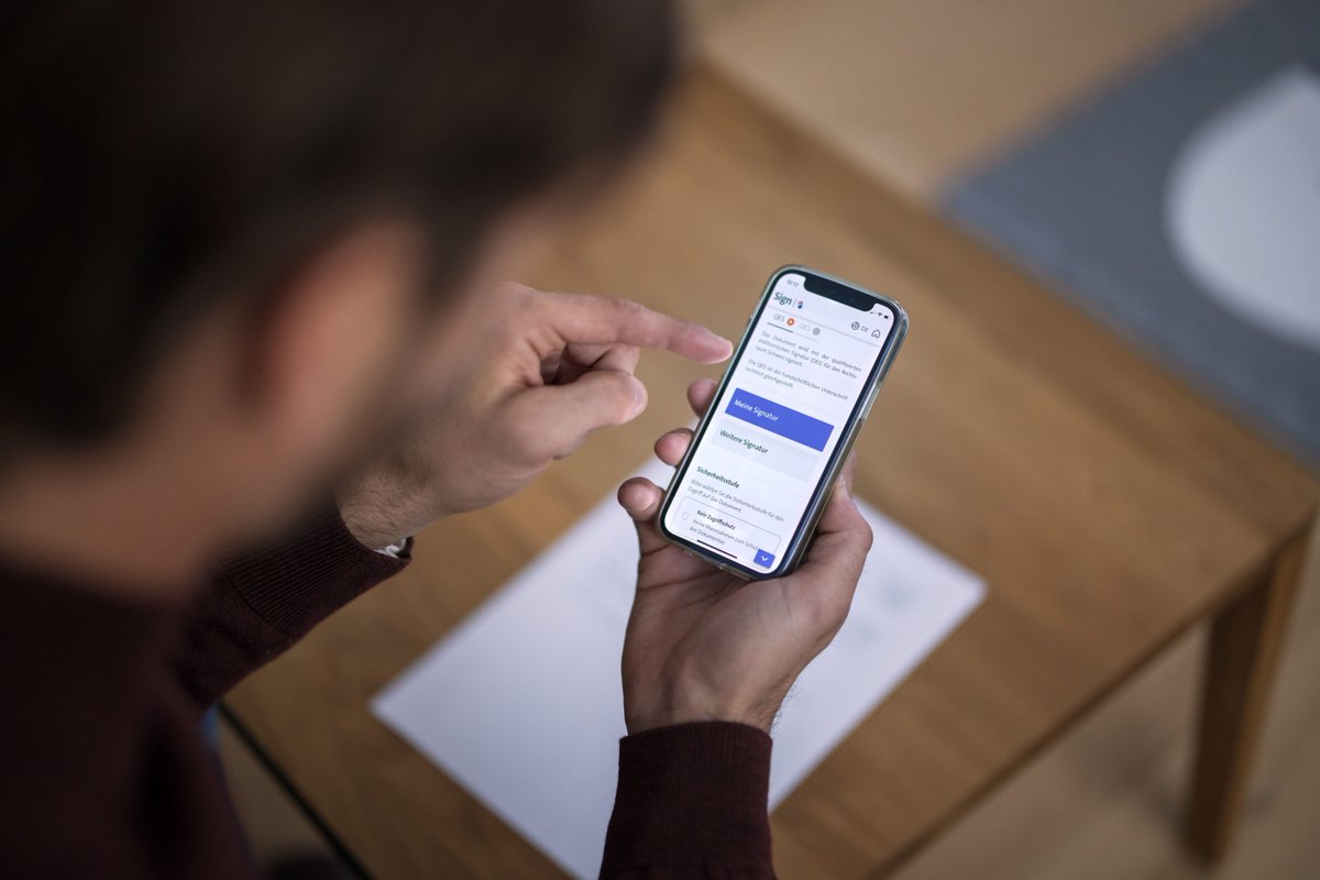 Partnerbeitrag von Swisscom

Das Swisscom Digital Trust Portfolio bietet umfassende Lösungen für vertrauensvolle Kommunikation in der digitalen Welt. Der Swisscom eGovHub vereint Bürgerportal, digitale Formulare und elektronische Signaturen - von Bundesebene bis zur Gemeinde.