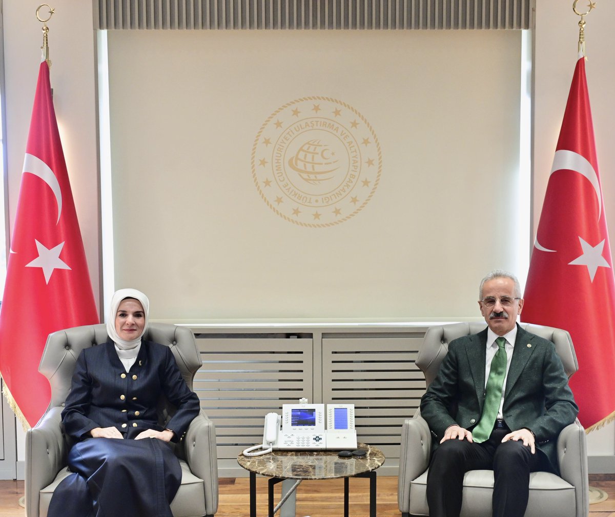 Sosyal medya düzenlemesi kapsamında; zararlı içeriklere karşı daha güçlü denetim mekanizmaları oluşturmak, çocuklarımızın kişisel verilerini daha etkin korumak ve dijital platformların sorumluluğunu artırmak için çalışmalarımızı sürdürüyoruz.

Ulaştırma ve Altyapı Bakanımız Sn.