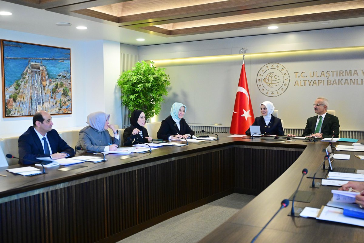 MahinurOzdemir's tweet photo. Sosyal medya düzenlemesi kapsamında; zararlı içeriklere karşı daha güçlü denetim mekanizmaları oluşturmak, çocuklarımızın kişisel verilerini daha etkin korumak ve dijital platformların sorumluluğunu artırmak için çalışmalarımızı sürdürüyoruz.

Ulaştırma ve Altyapı Bakanımız Sn. Abdulkadir Uraloğlu ile bu çerçevede bir toplantı gerçekleştirerek, çocuklarımızın dijital güvenliğini sağlamak adına yürüttüğümüz çalışmaları ele aldık.

Dijital çağın hızla değişen dinamikleri karşısında ailelerimizi ve çocuklarımızı korumak en büyük sorumluluğumuz.

@a_uraloglu