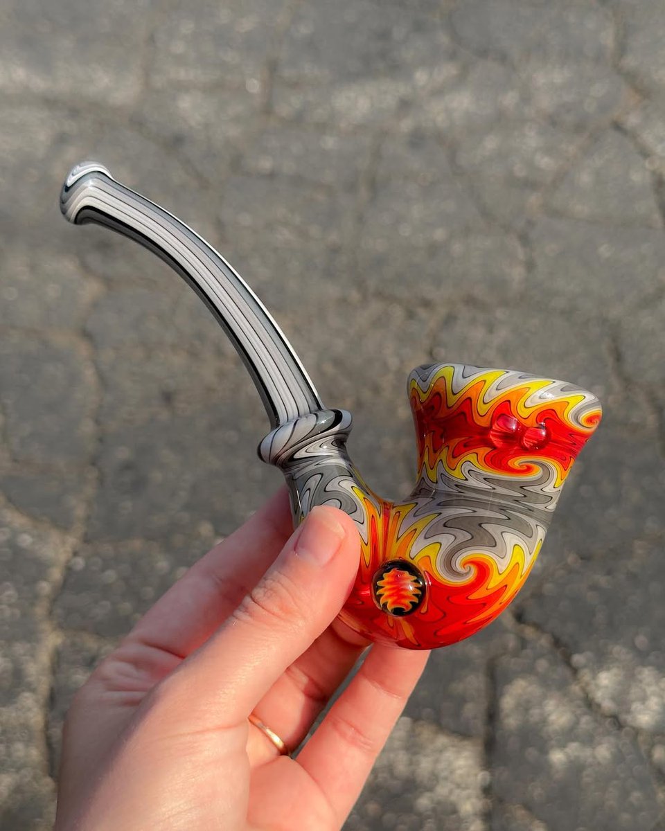 paulbrehm_'s tweet photo. @fatbottomglass_ wig wag set 🔥 a hammer, sherlock and a jar in this gorgeous fire fade linework are up for grabs on the site 

DM to scoop the full set 📲

Fat bottom glass, Midwest glass, millefiori  #drypipe #wigwags #fatbottomglass #cleanaf https://t.co/W71uDXgxEA