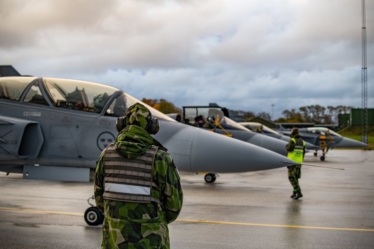 🇸🇪 Sweden deploys fighter jets to Poland 🇵🇱

For the first time, a Swedish Fighter Squadron operating JAS 39 Gripen will deploy to an allied nation as a part of NATO’s Air Policing. From a base in Poland the Swedish fighter jets will patrol and defend NATO air space.

#WeAreNATO