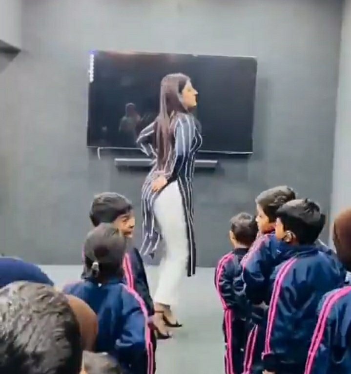 प्राइवेट स्कूल हो या सरकारी, दोनों जगह पर बच्चों को मारने पीटने का वीडियो वायरल हो रहा है. 

वैज्ञानिकों ने अपने शोध में पाया शिक्षकों के मार के डर से कुछ बच्चे स्कूल जाने से डरते हैं. ऐसे शिक्षकों को बच्चे पसंद नही करते.

ऐसे माहौल में सोशल मीडिया पर एक वीडियो वायरल है : जिसमें