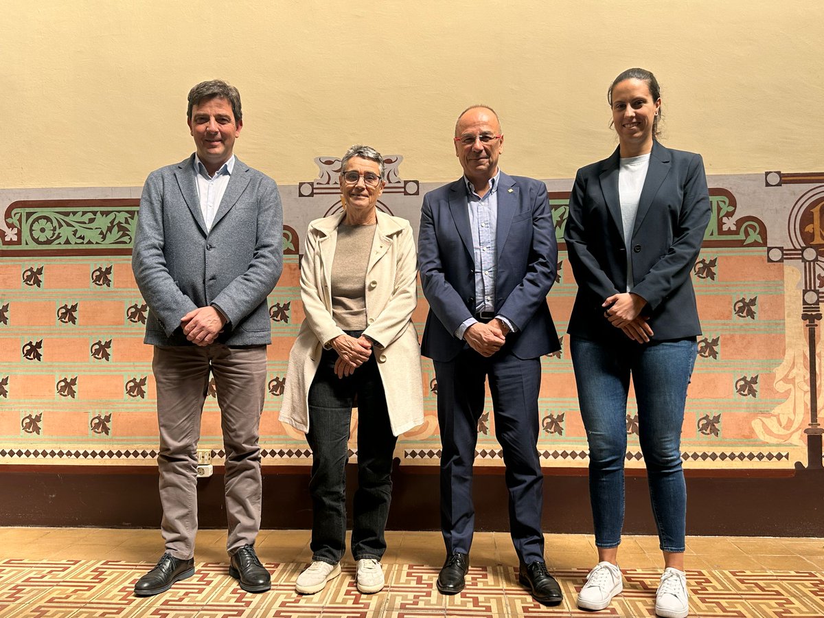 CFC (@colficat) on Twitter photo ✔️Reunió del degà <a href="/raiguade/">Ramon Aiguadé</a> i la secretària de <a href="/colficat/">CFC</a> <a href="/crisadillon/">Cris Adillón</a> amb la Consellera de Salut Olga Pané <a href="/olgapane/">Olga pane Realme</a> i Jordi Vilana director general de Professionals de la #Salut.
✔️Informant de les necessitats del nostre col.lectiu a la nova consellera.
#fisioterapia ✔️Reunió del degà <a href="/raiguade/">Ramon Aiguadé</a> i la secretària de <a href="/colficat/">CFC</a> <a href="/crisadillon/">Cris Adillón</a> amb la Consellera de Salut Olga Pané <a href="/olgapane/">Olga pane Realme</a> i Jordi Vilana director general de Professionals de la #Salut.
✔️Informant de les necessitats del nostre col.lectiu a la nova consellera.
#fisioterapia