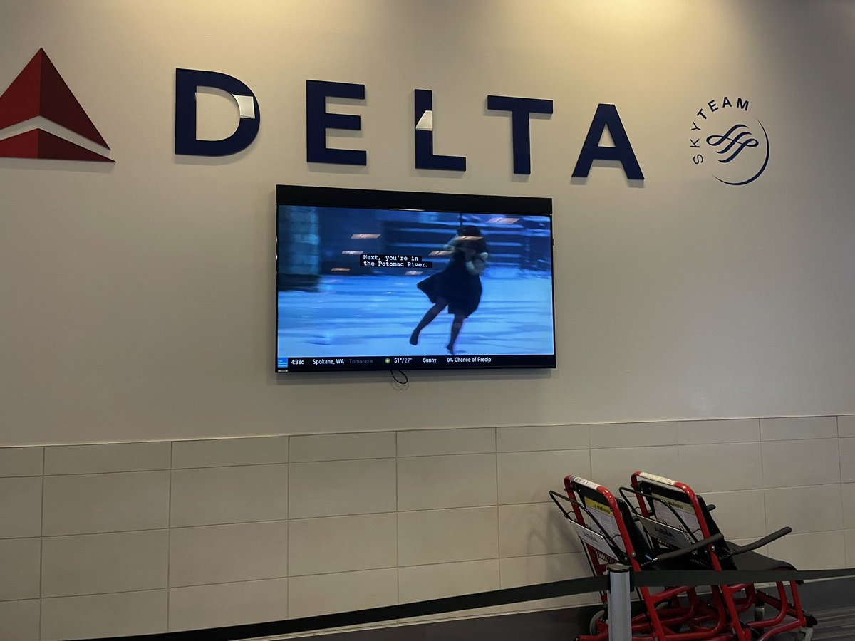 CarlHackling's tweet image. Showing plane crash videos at your Delta gate is super comforting