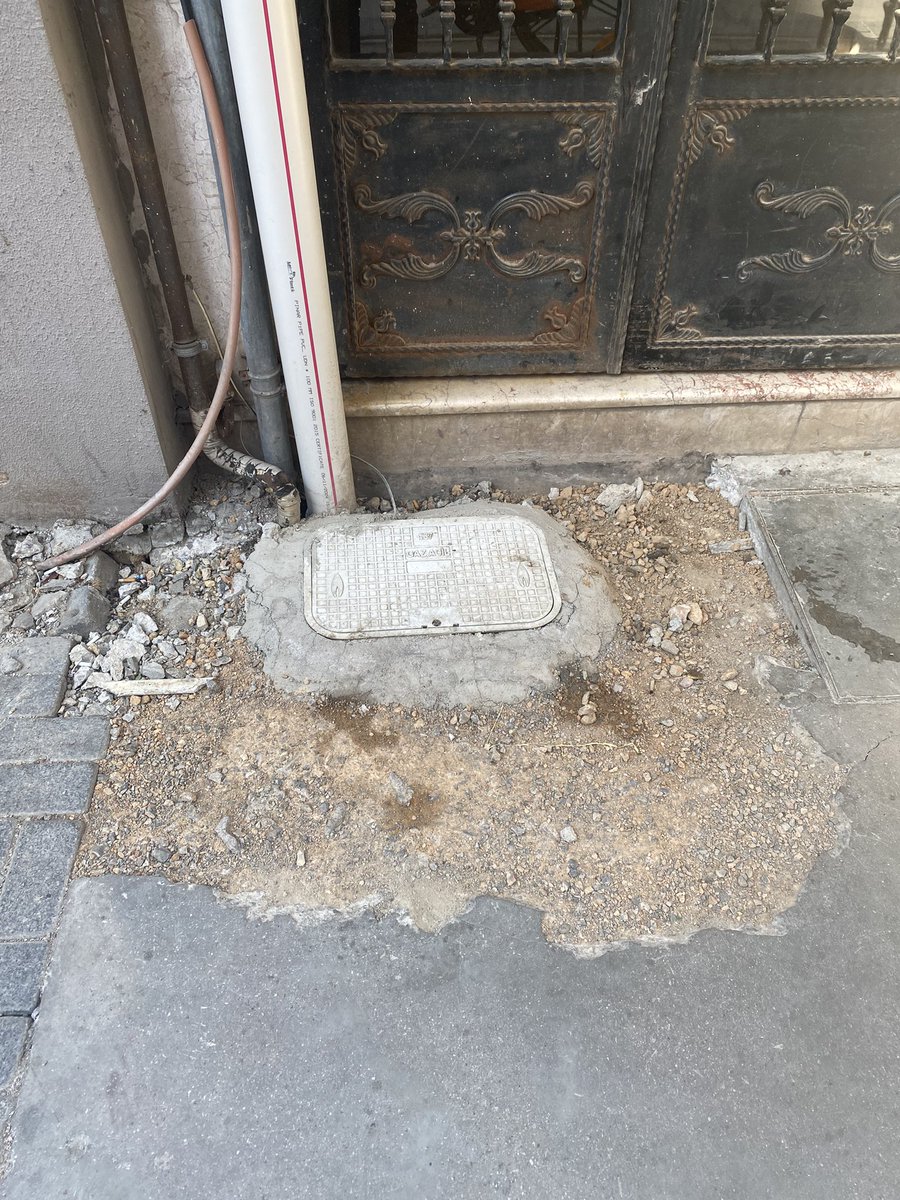 Sayın Başkan <a href="/drcemiltugay/">Dr. Cemil Tugay</a> 
Burası Kıbrıs Şehitleri Caddesi 125 numara önü. 1 ay önce sokaktaki su borusu patladı. <a href="/izsugm/">İZSU Genel Müdürlüğü</a>  betonu kırıp tamiratı yaptı. <a href="/ibbizbeton/">İzbeton</a> gelip beton atacak denildi. Ama gelen giden yok. Sanırım birimleriniz arası KOORDİNASYON da yok <a href="/izmirhim/">İzmir HİM</a>