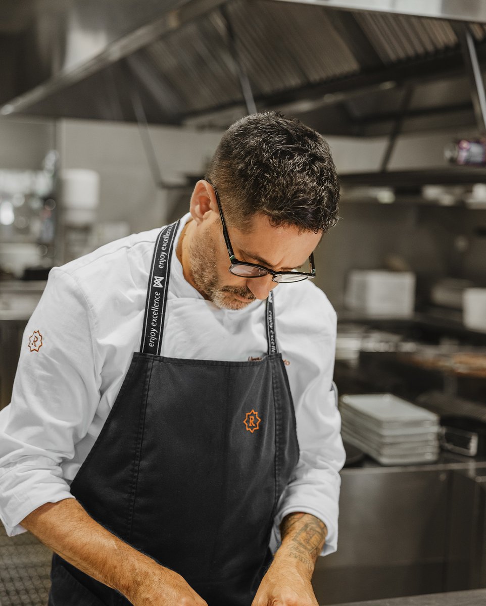 Discover the Secrets of Authentic Paella in Our Exclusive Master Class! 
Immerse yourself in a unique culinary experience with our expert chef, Alberto Sarmiento, and learn how to prepare a paella worthy of the finest restaurants.

📅 Time: 11:00 AM – 12:30 PM
💰 Price: €50