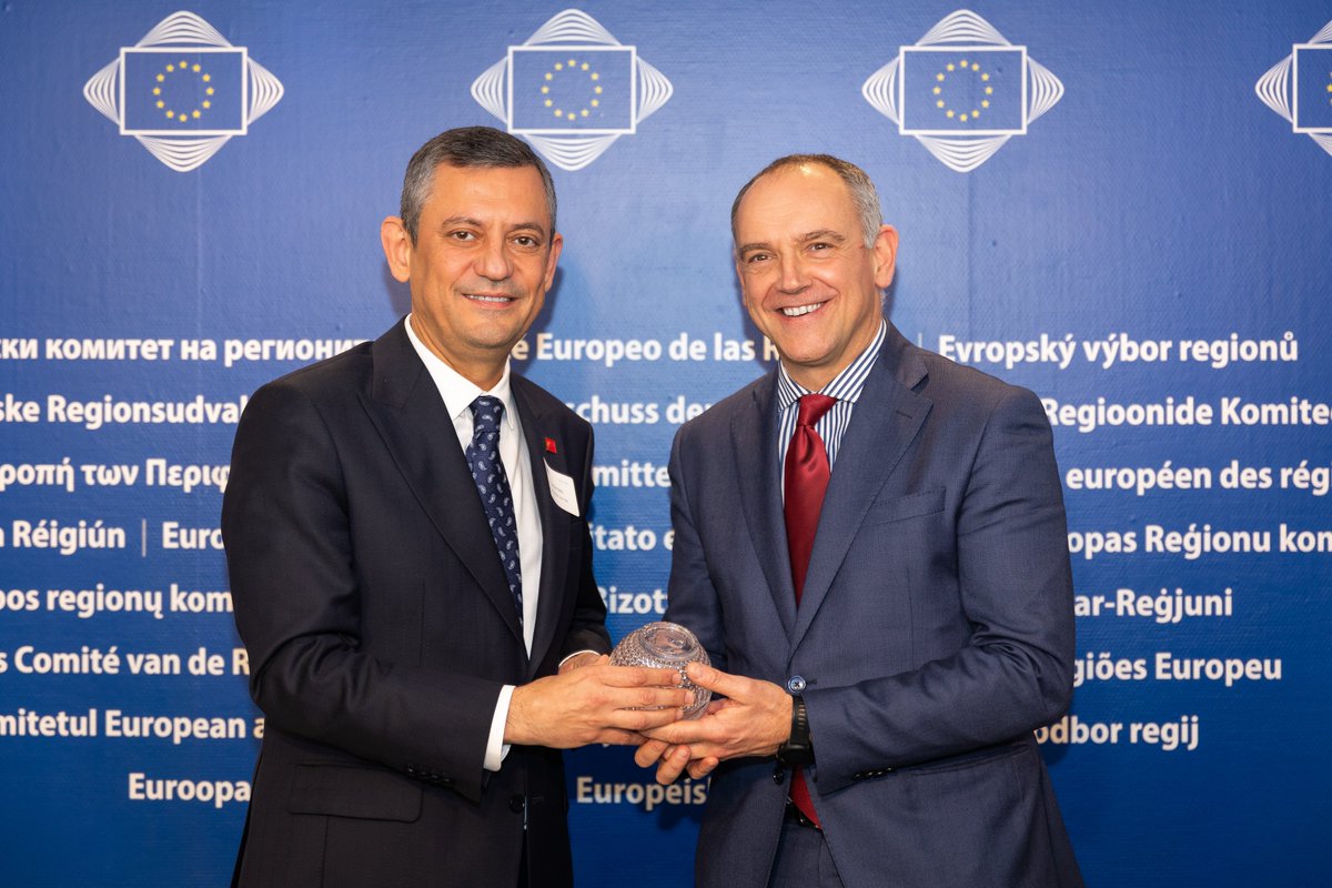 PES Group | European Committee of the Regions (@pes_cor) on Twitter photo Thank you, <a href="/herkesicinCHP/">CHP 🇹🇷</a> Leader @ <a href="/eczozgurozel/">Özgür Özel</a> for our fruitful exchange at <a href="/EU_CoR/">European Committee of the Regions</a>.
🇪🇺 We need a common EU vision for Turkey —but with democracy restored.
🚫 We strongly condemn the dismissal of elected mayors.
Cities & regions must turn confrontation into cooperation. Thank you, <a href="/herkesicinCHP/">CHP 🇹🇷</a> Leader @ <a href="/eczozgurozel/">Özgür Özel</a> for our fruitful exchange at <a href="/EU_CoR/">European Committee of the Regions</a>.
🇪🇺 We need a common EU vision for Turkey —but with democracy restored.
🚫 We strongly condemn the dismissal of elected mayors.
Cities & regions must turn confrontation into cooperation.