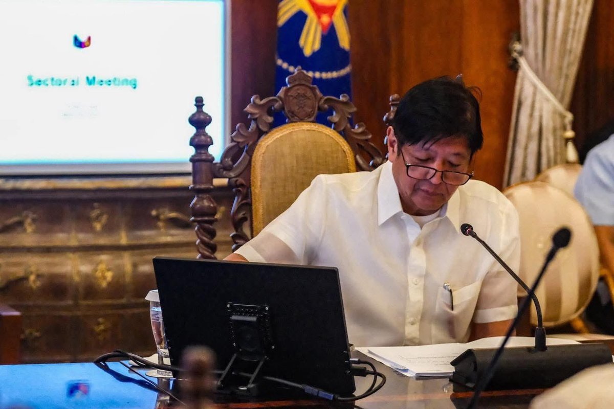 SonnyAngaraNews's tweet photo. Nakaraang Martes, pinangunahan ni Pangulong Bongbong Marcos ang isang sectoral meeting kasama ang mga miyembro ng kanyang Gabinete sa Malacaรฑang.
Tinalakay sa nasabing pulong ang resulta ng ikalawang #EdCom2 report at mga rekomendasyon nito upang mabigyang lunas ang iba't ibang suliranin sa sektor ng edukasyon.
Pagdating sa kakulangan ng "foundational skills" ng mga batang mag-aaral, agad itong tinugunan ni Pangulong Bongbong Marcos at iniatas ang paglaan ng P700 Million sa pagtatag ng mga child development centers sa mga mahihirap na munisipyo sa buong bansa.
Sa mga inirekomendang reporma naman sa DepEd, dahil sa maagap na pagkilos at matibay na ugnayan ng EDCOM2 at DepEd sa ilalim ng pamumuno ni Secretary Sonny Angara, sinimulan na noong 2024 ang pagpapatupad ng ilang inirekomendang reporma tulad ng:
โ
PPP para sa malawakang pagpapatayo ng mga silid-aralan
โ
paglunsad ng dynamic learning program para tugunan ang learning loss tuwing class suspension
โ
panibagong dugso ng hiring ng Administrative Officers para mabawasan ang admin tasks ng mga guro
โ
pagtrabaho upang makamit 1:1 principal to school ratio
#BagongPilipinas #DepEdPhilippines