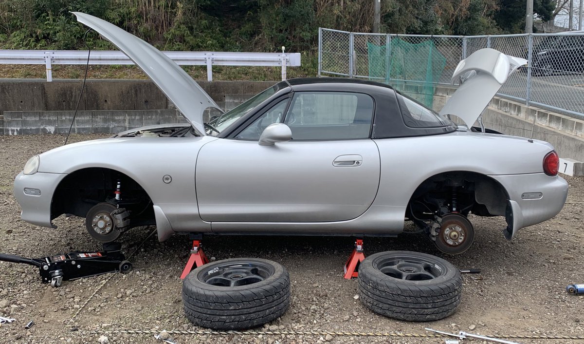 中古車高調（CUSCO street zero 2e）のショック抜けをしてしまい、新品車高調（CUSCO street zero A）に付け替えました！2度目の車高調交換で手際は良くなっていましたが、2度とダブルウィッシュボーンのサスは弄りたくないです！笑
砂利でのジャッキアップは目を瞑ってください…
#ロードスター
#nb6c