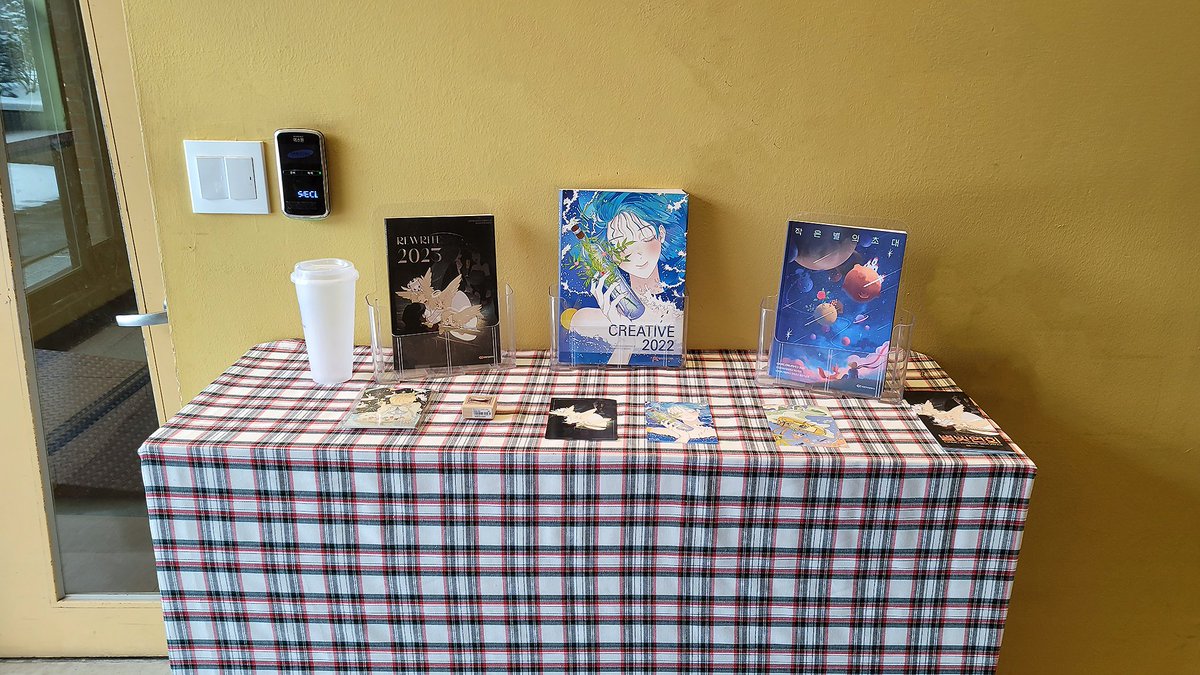 재학생이 선배들의 졸업연감을 일상적으로 열람할 수 있는 작은 부스를 몇 곳 마련했습니다. 물론 가장 인기 있는 것은 부스 한 곳을 차지하고 하루종일 낮잠을 자는 거대 치즈냥이지만, 그래도 이건 단언하건데 졸업연감 열람 부스입니다.