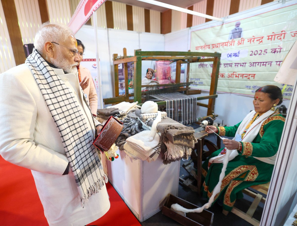narendramodi's tweet image. हर्षिल में स्थानीय उत्पादों की प्रदर्शनी ने मुझे बहुत प्रभावित किया है। इसमें हमारी माताओं-बहनों और बेटियों की अच्छी-खासी भागीदारी देखकर अत्यंत प्रसन्नता हुई है।