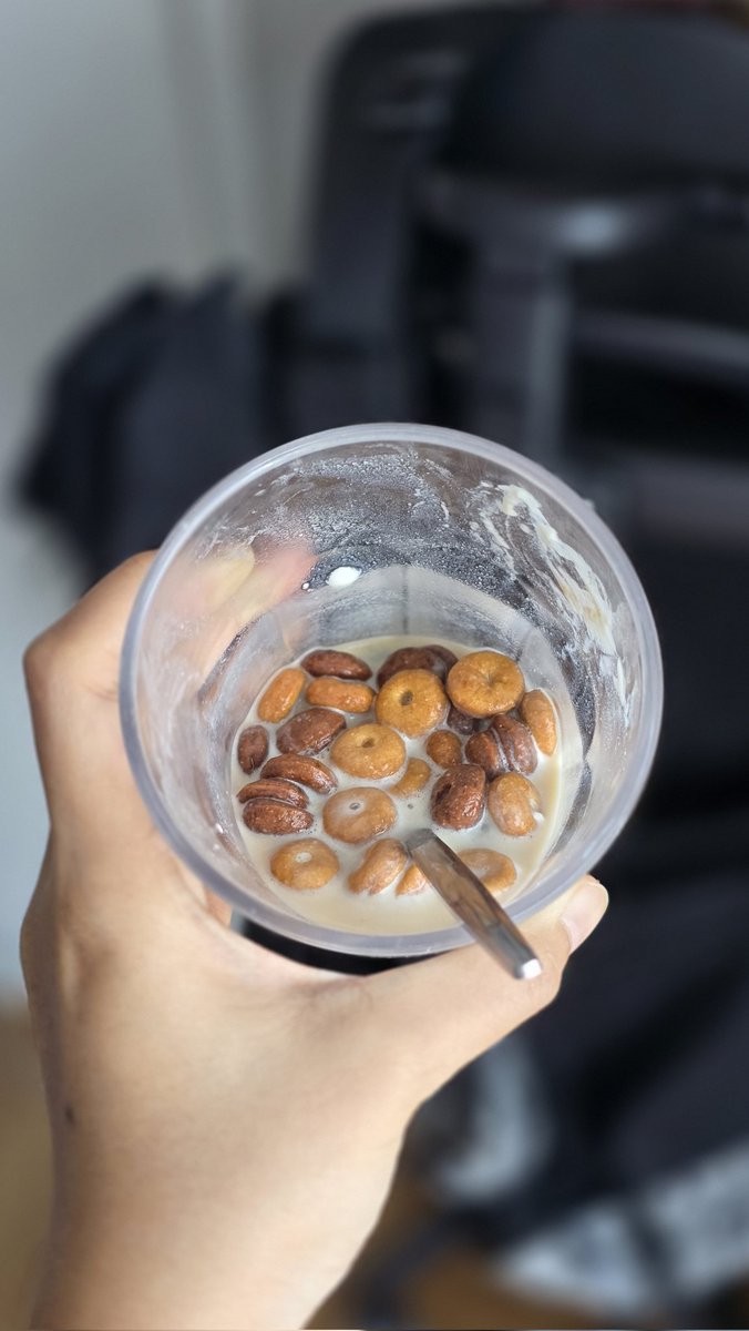 baimonxhealthy's tweet photo. แจกเมนูไดเอท Loaded cereal (High protein) 🥣✨️
ใครกำลังหาเมนู snack ต้องลองเมนูนี้เลยค่ะ (หรือจริงๆจะกินเป็นมื้อหลักเลยก็ได้😂)

วัตถุดิบ
1. ซีเรียล 35 กรัม (รสน้ำผึ้งและรสโกโก้อย่างละครึ่ง)
2. นมจืดไขมันต่ำ ~ 250ml
3. โยเกิร์ต 40g
4. โปรตีนพืช รสออริจินัล 
4. ผ��ไม้: สตอเบอร์รี่(50g) บลูเบอร์รี่(20g)

วิธีทำ
1. ปาดโยเกิร์ตในแก้ว (จริงๆขั้นตอนนี้ข้ามได้นะคะ)
2. เทซีเรียลลงแก้ว จากนั้นใส่ผลไม้ลงไปตาม
3. เทโปรตีนพืชที่ผสมกับนมลงแก้วตาม
แค่นี้ก็เสร็จเรียบร้อยแล้วค่า✨️

- ผลไม้บมจะเลือกเป็นตระกูลเบอร์รี่ใส่ลงไปลงนะคะ เพราะแคลต่ำ น้ำตาลไม่เยอะ แถมเพิ่มรสชาติได้ดีมากๆเลยค่ะ🫐🍓
- ซีเรียลใช้ของ อันนี้เป็นซีเรียลสูตรโปรตีนสูง ก็จะช่��ยเพิ่ม���ปรตีนให้เราได้ไปอีกค่ะ รสชาติอร่อย texture กรุบๆมีความกรอบ เข้ากันมากกับเมนูนี้
- โปรตีนพืช ของ เป็นโปรตีนพืชที่กินง่ายมาก แทบไม่มีความสากเลยค่ะ รสชาติอร่อยด้วย บมใช้รสรสออริจินัลน้า

Nutrition: ~467kcal c51 p50 f7
ส่วนเมนูหน้าจะเป็นอะไรรอติดตามกันค่า🫶🏻🤍✨️