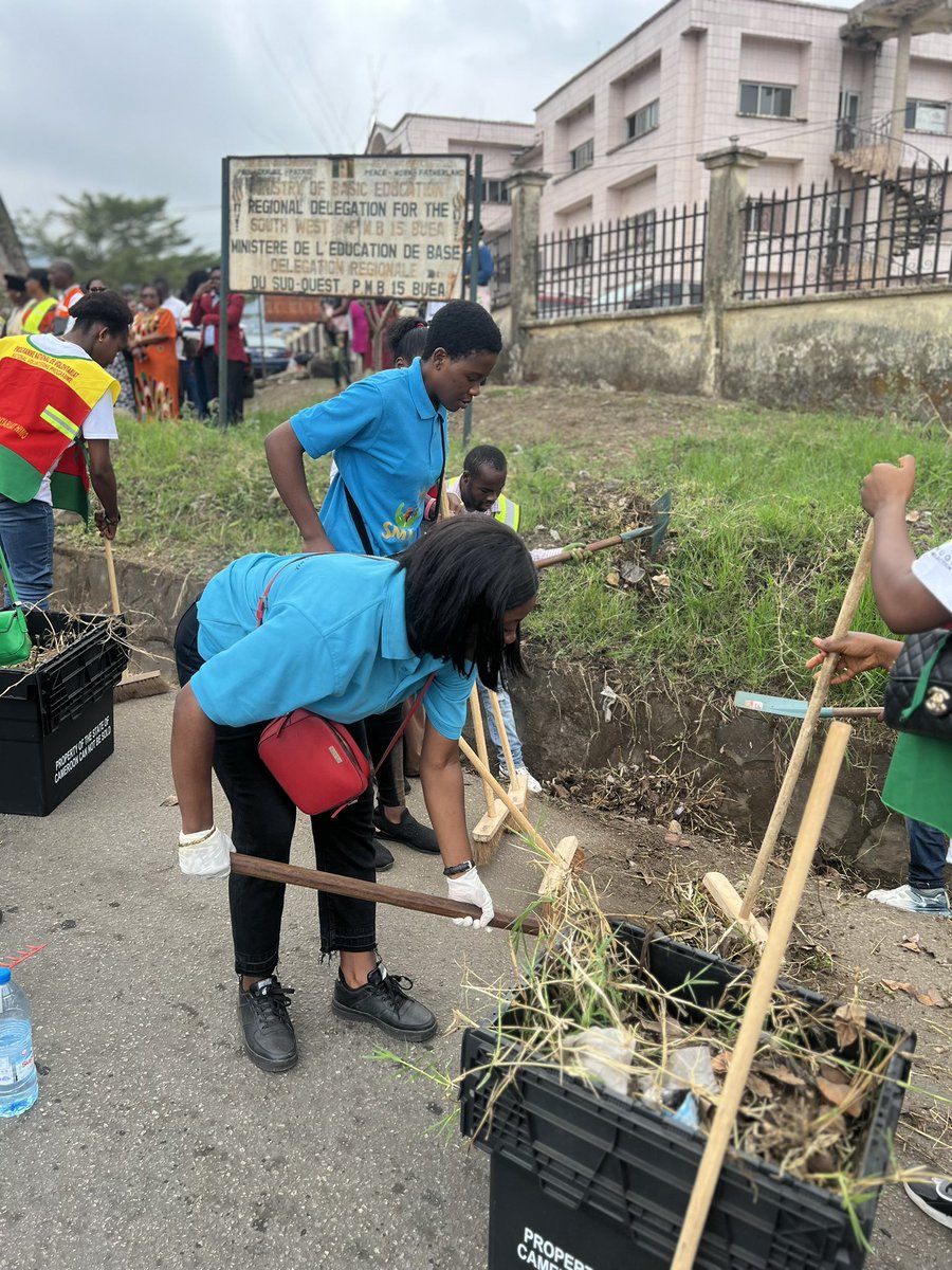 FynSimi's tweet image. Leadership is Service and I love it this way.
Sashes down, tools up for the Launching of "Clean Cities Competition" by the Ministry of Housing and Urban Development, launched by the Secretary General of The Governor’s Office, SW Region Cameroon, on behalf of H.E the Governor