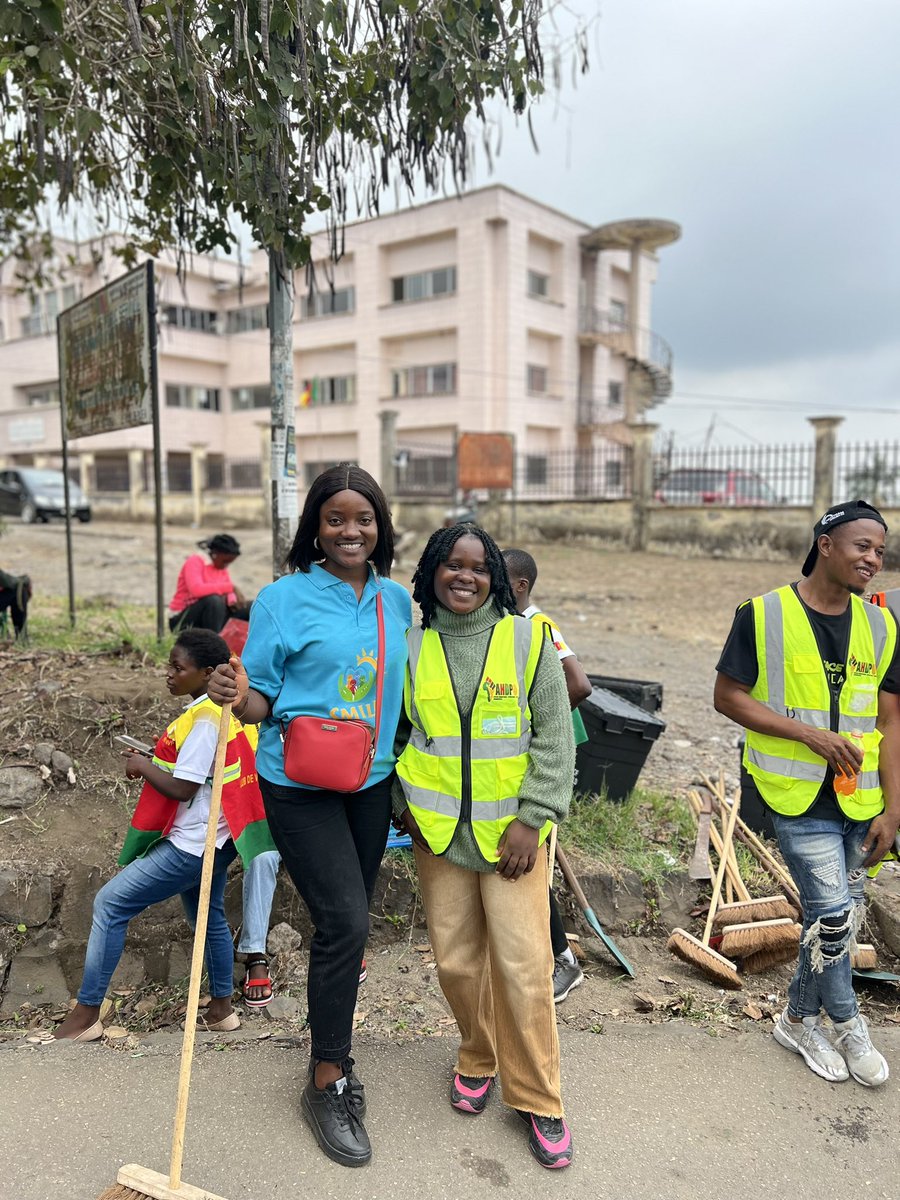 FynSimi's tweet image. Leadership is Service and I love it this way.
Sashes down, tools up for the Launching of "Clean Cities Competition" by the Ministry of Housing and Urban Development, launched by the Secretary General of The Governor’s Office, SW Region Cameroon, on behalf of H.E the Governor