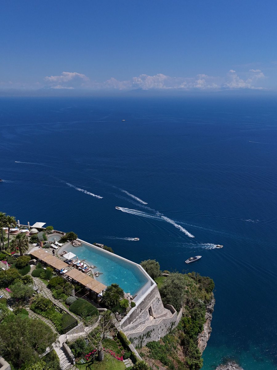 #ConcadeiMarini , un paradiso che affaccia sul mare, nel mezzo della #costieraamalfitana 

 #positano #salerno #campania #campaniadavivere #belvedere #beautiful #Travel #travelvibes #travelphoto #italytravel #italylovers #sea #amalfi
